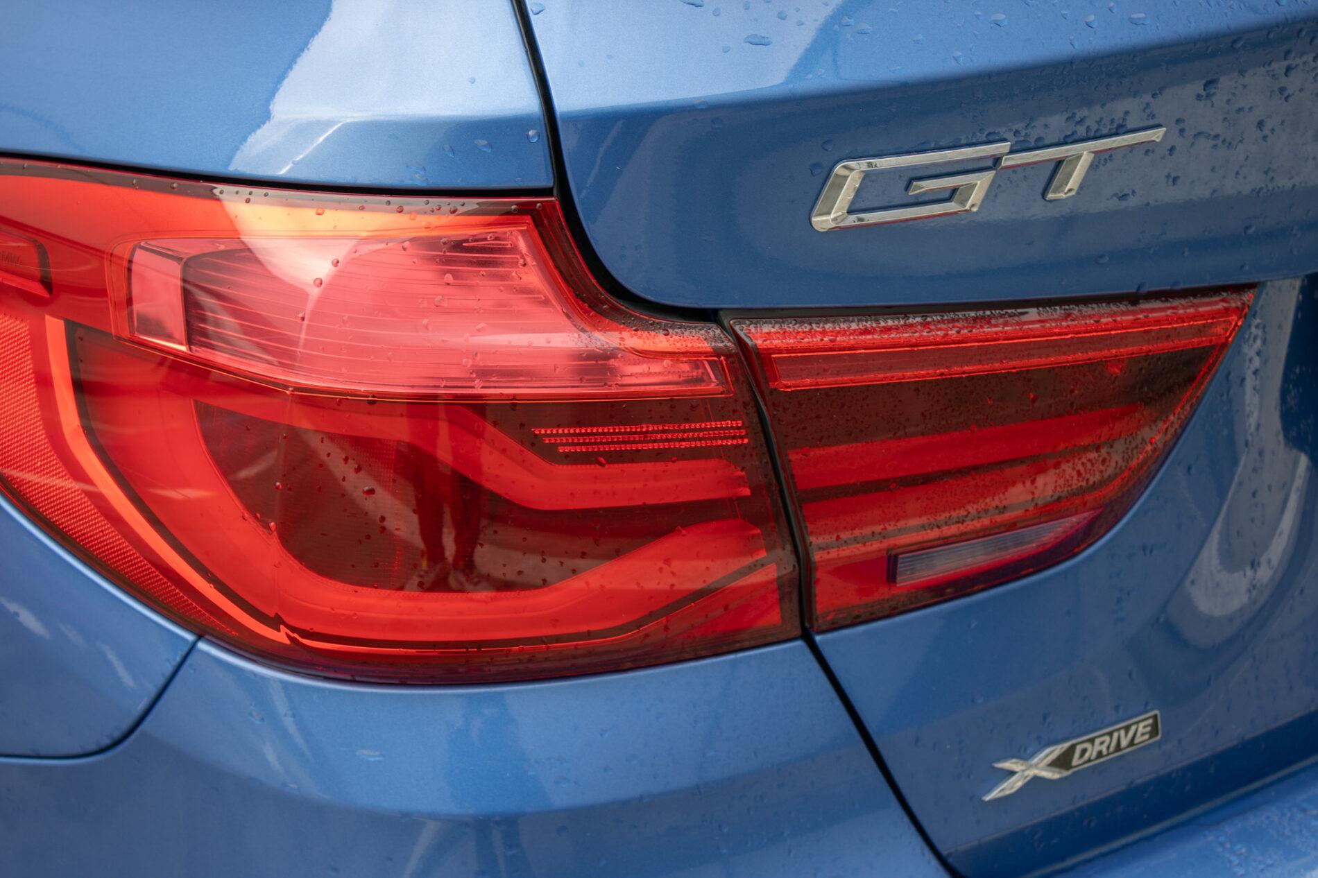 2017 BMW 330i, modrá sedan, 107 456 km