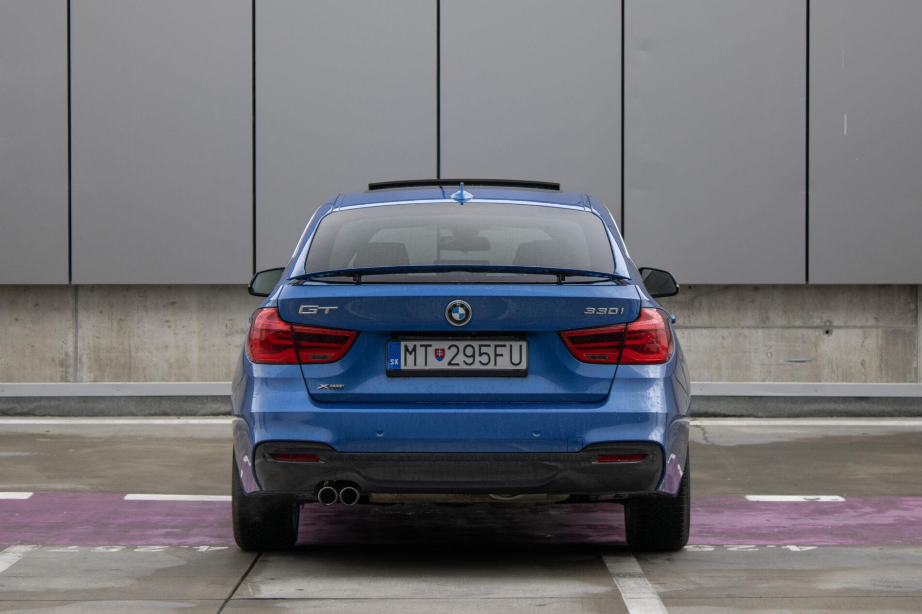 2017 BMW 330i, modrá sedan, 107 456 km