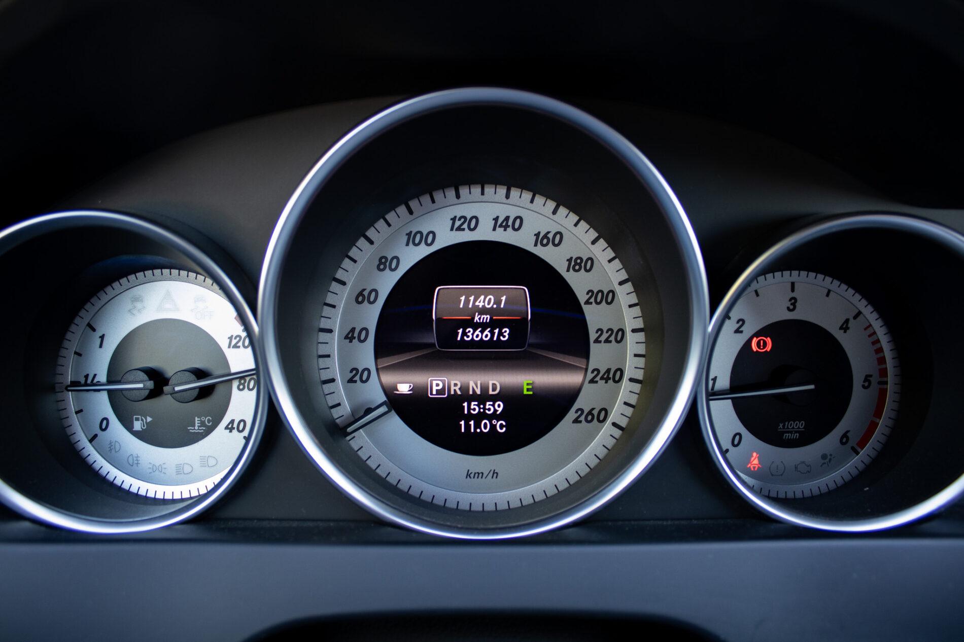 2014 Mercedes-Benz C 250d, stříbrná kupé, 136 613 km