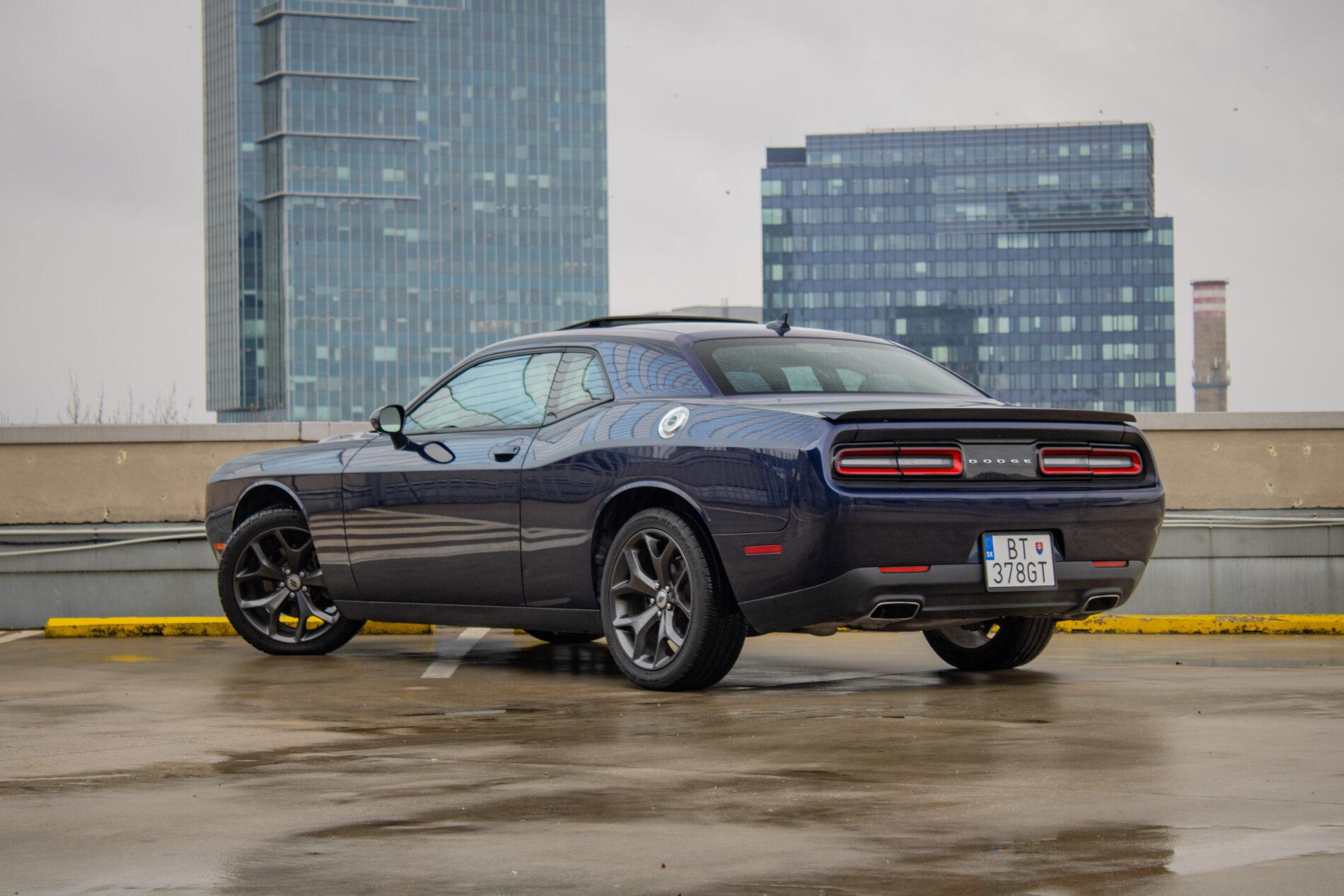 2015 Dodge Challenger, modrá kupé, 130 665 km