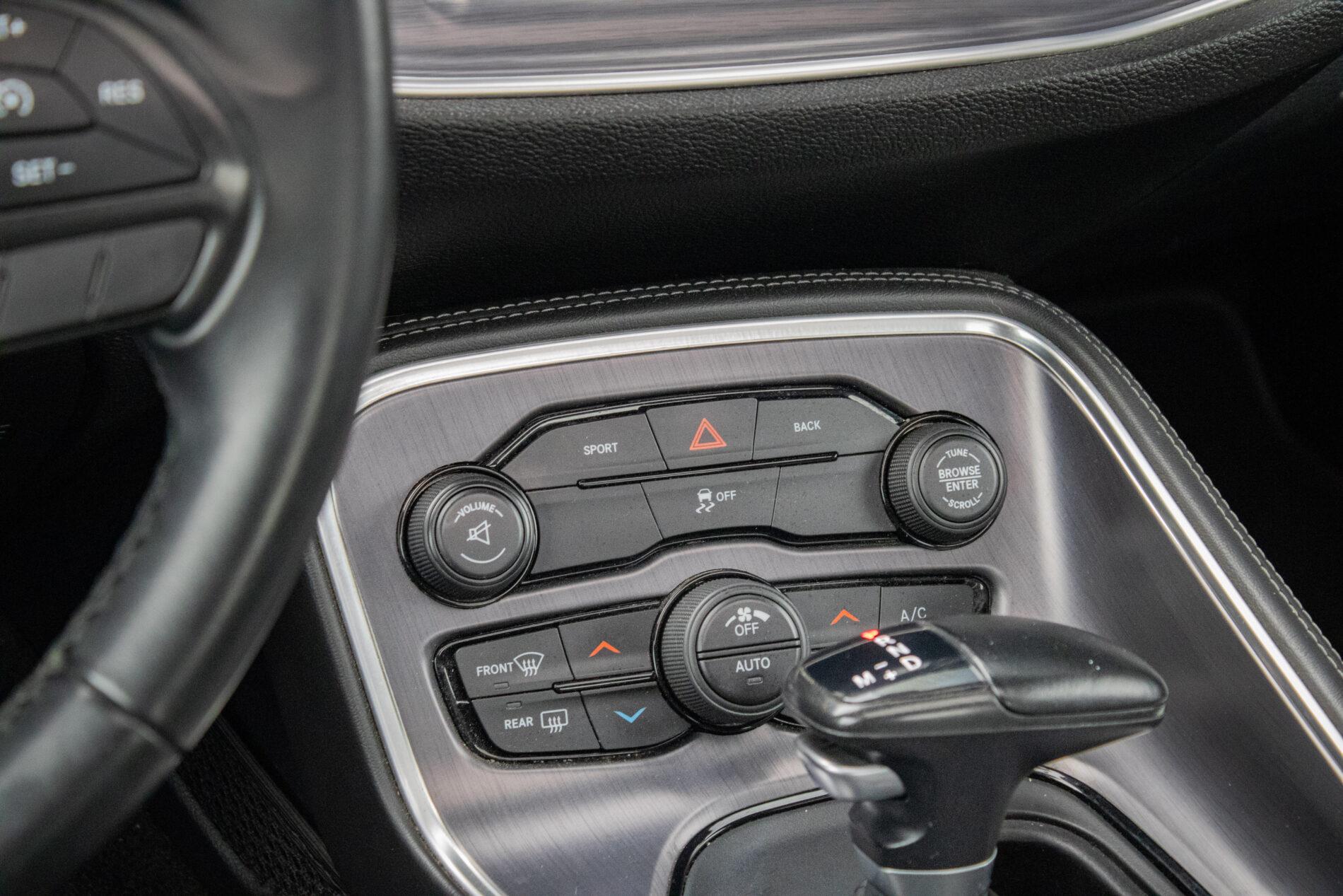 2015 Dodge Challenger, modrá kupé, 130 665 km