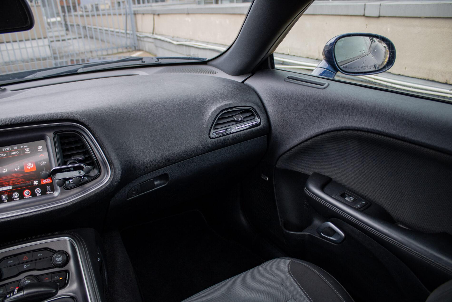2015 Dodge Challenger, modrá kupé, 130 665 km