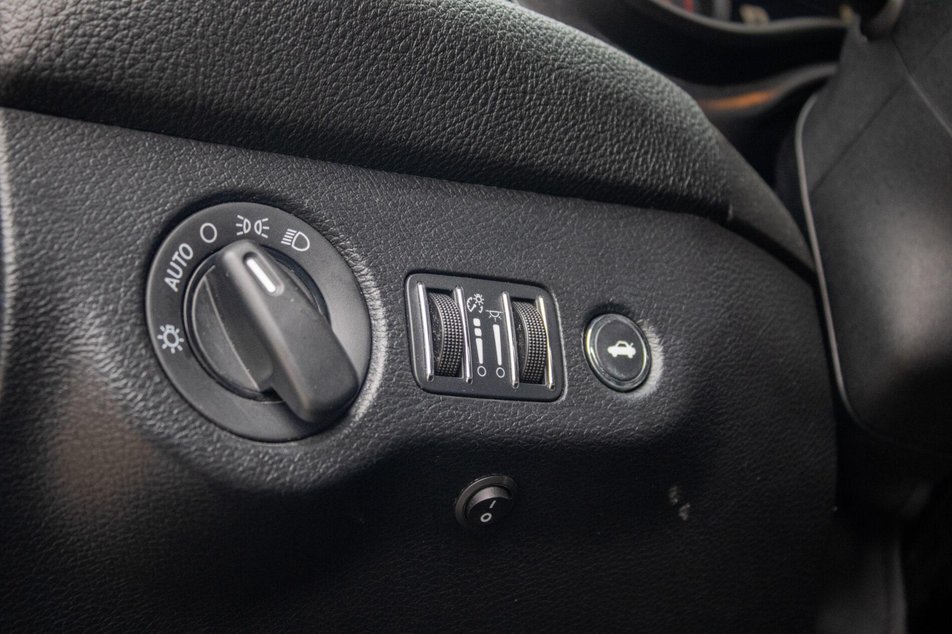 2015 Dodge Challenger, modrá kupé, 130 665 km