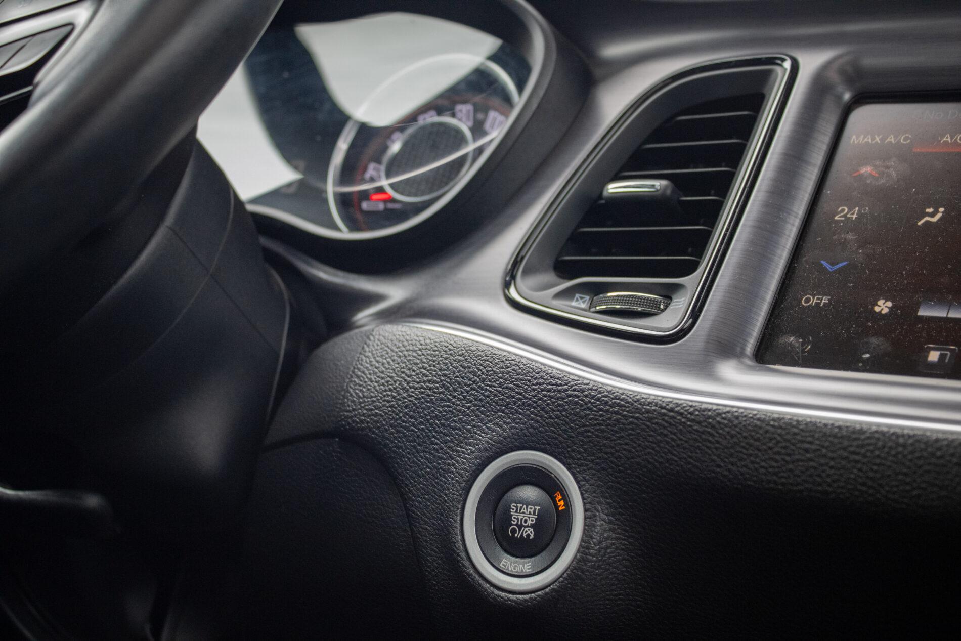 2015 Dodge Challenger, modrá kupé, 130 665 km