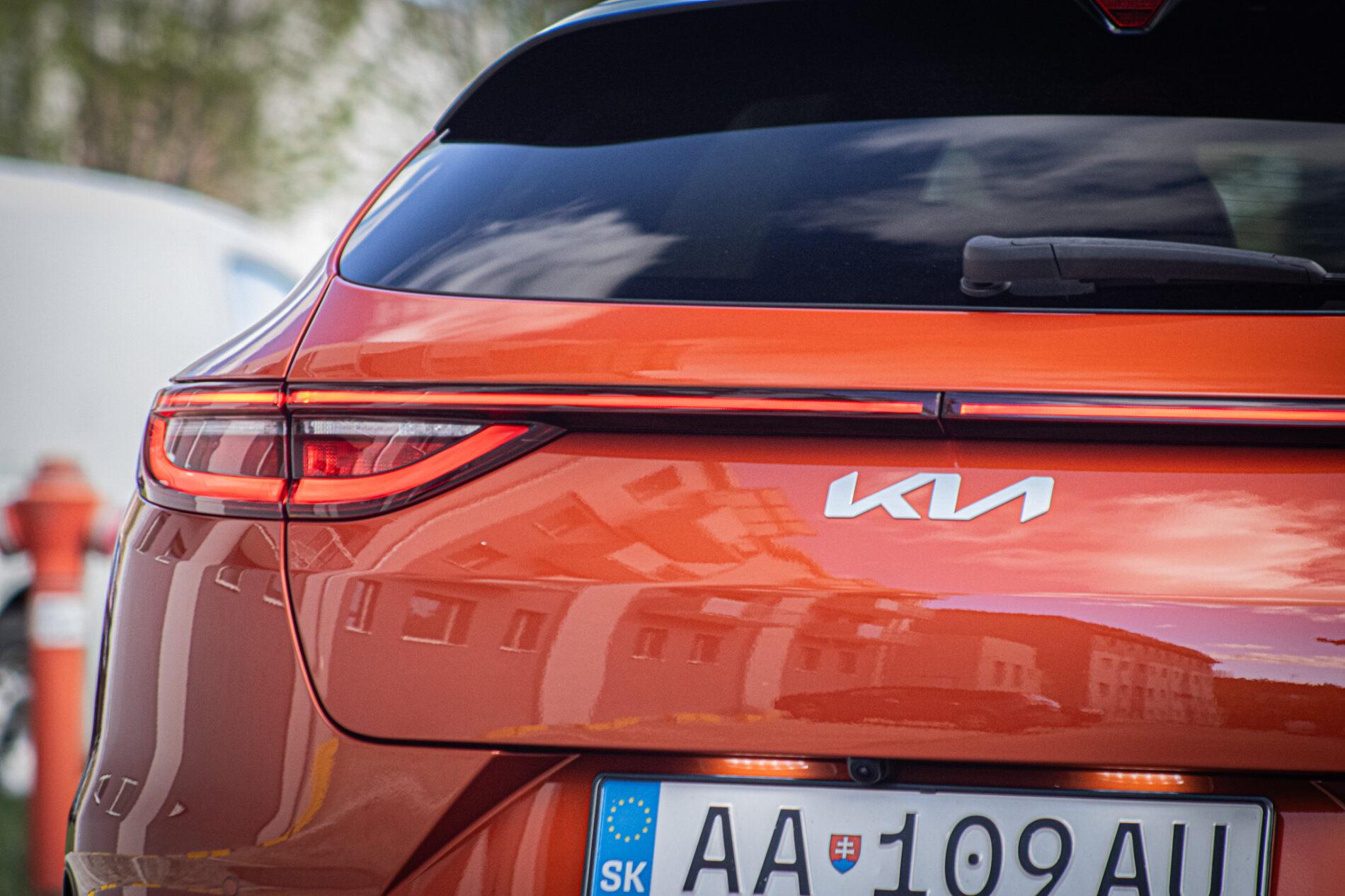 2023 Kia ProCeed GT, oranžová hatchback, 73 801 km