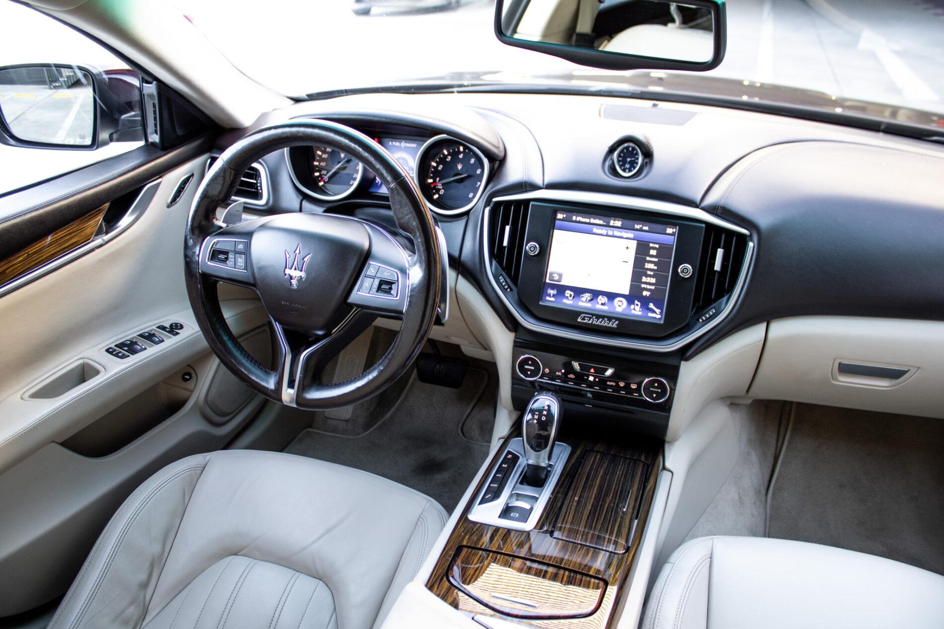 2015 Maserati Ghibli, červená sedan, 108 508 km