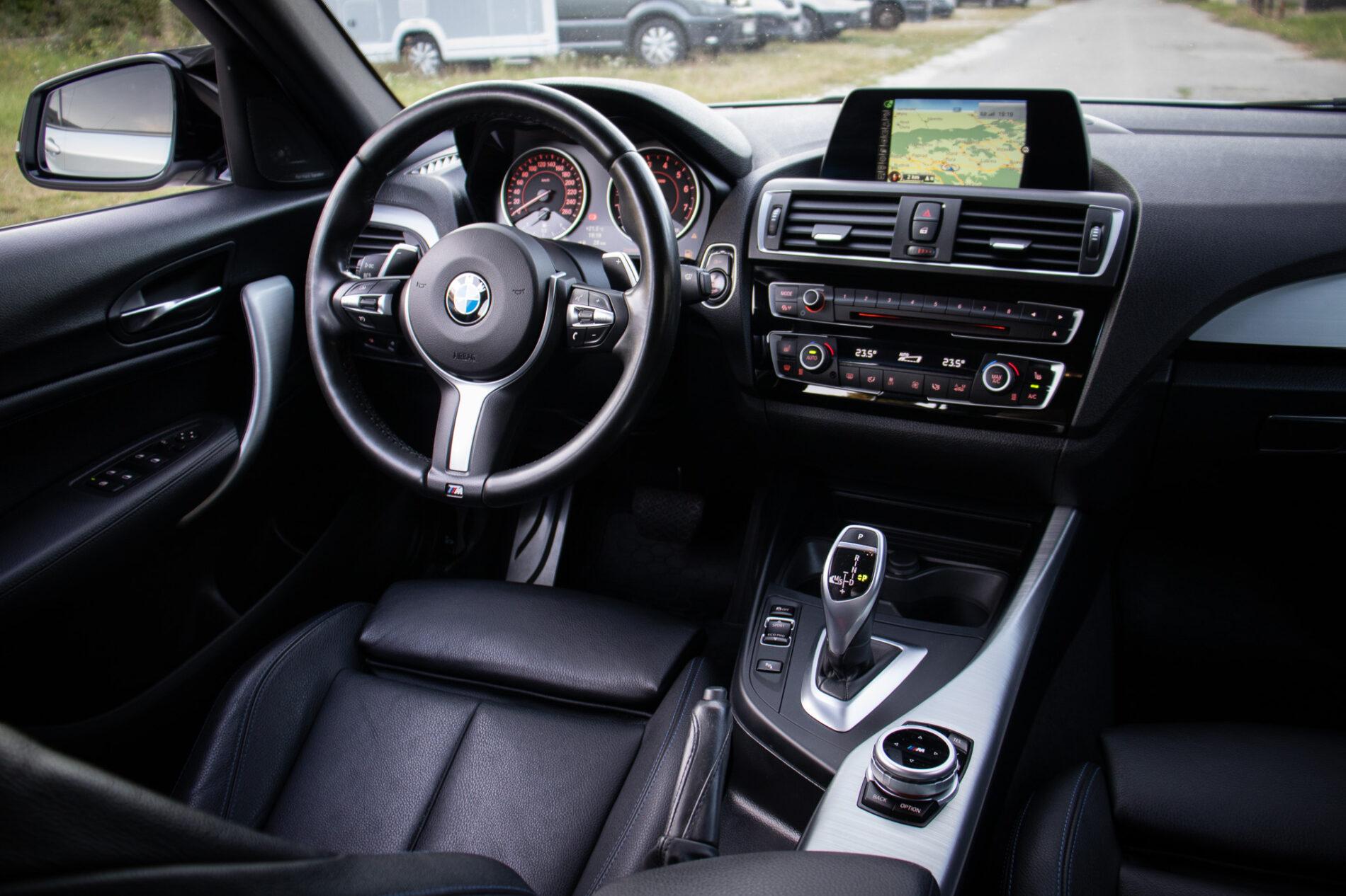 2017 BMW M140i, stříbrná hatchback, 195 054 km