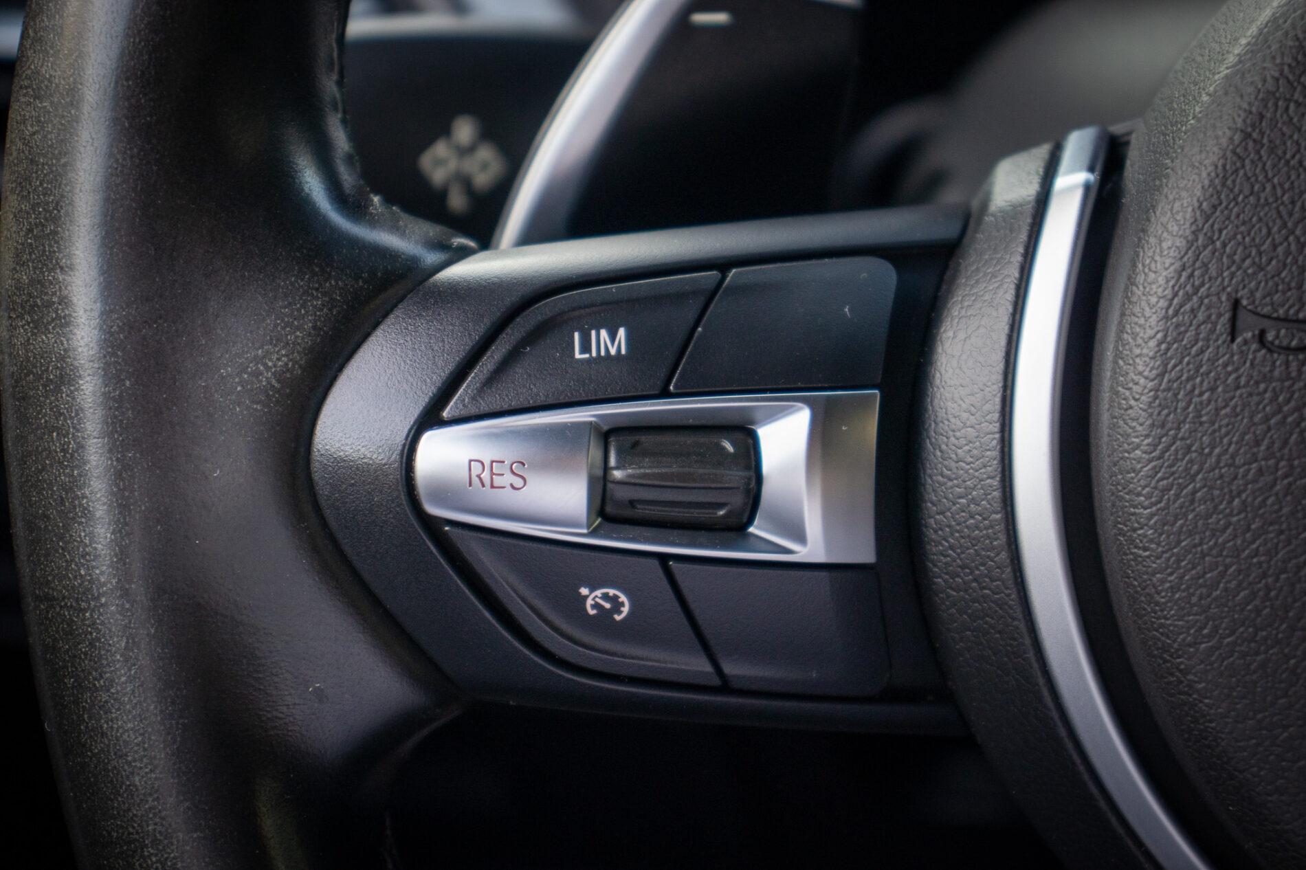 2017 BMW M140i, stříbrná hatchback, 195 054 km