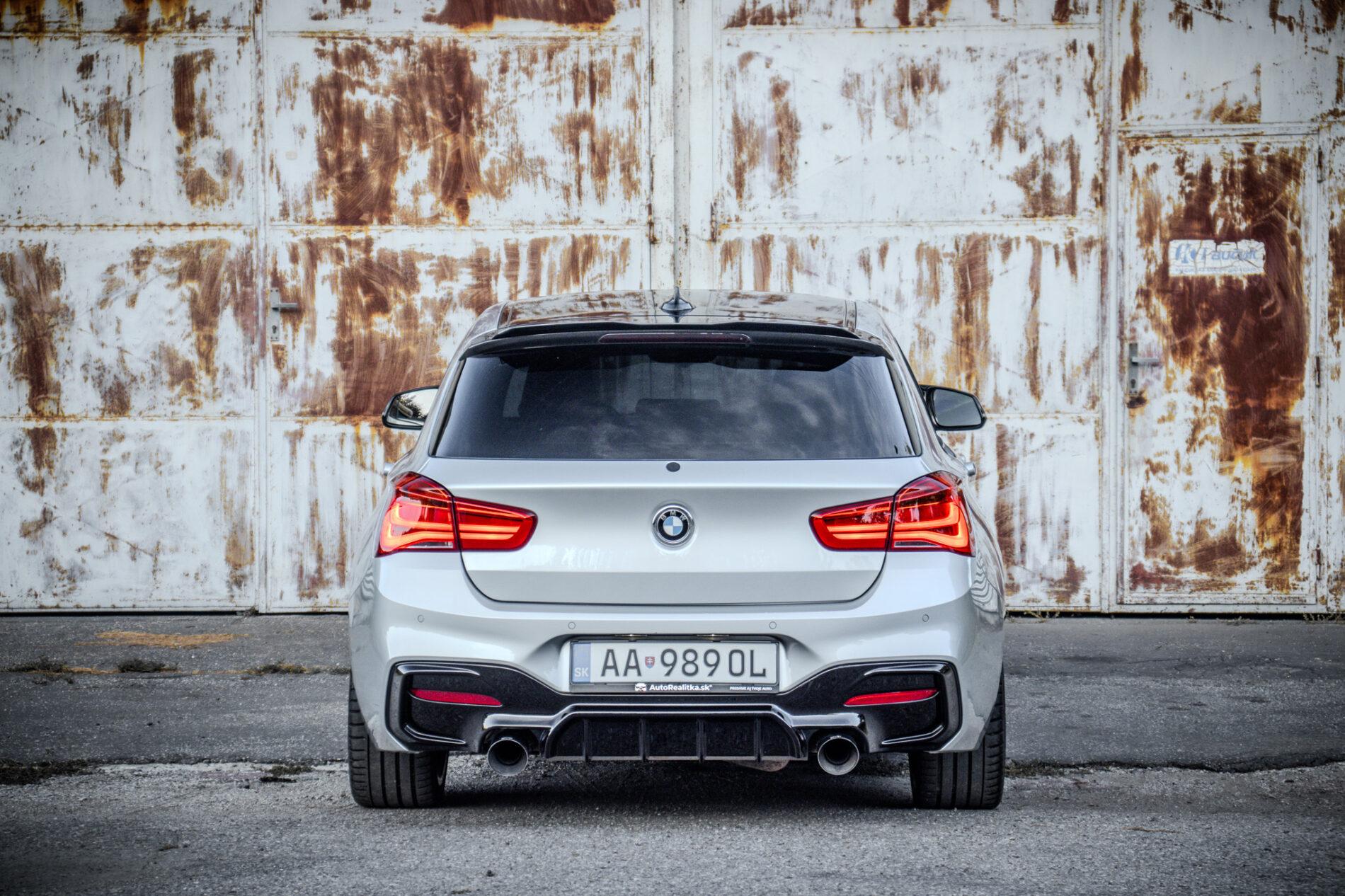 2017 BMW M140i, stříbrná hatchback, 195 054 km