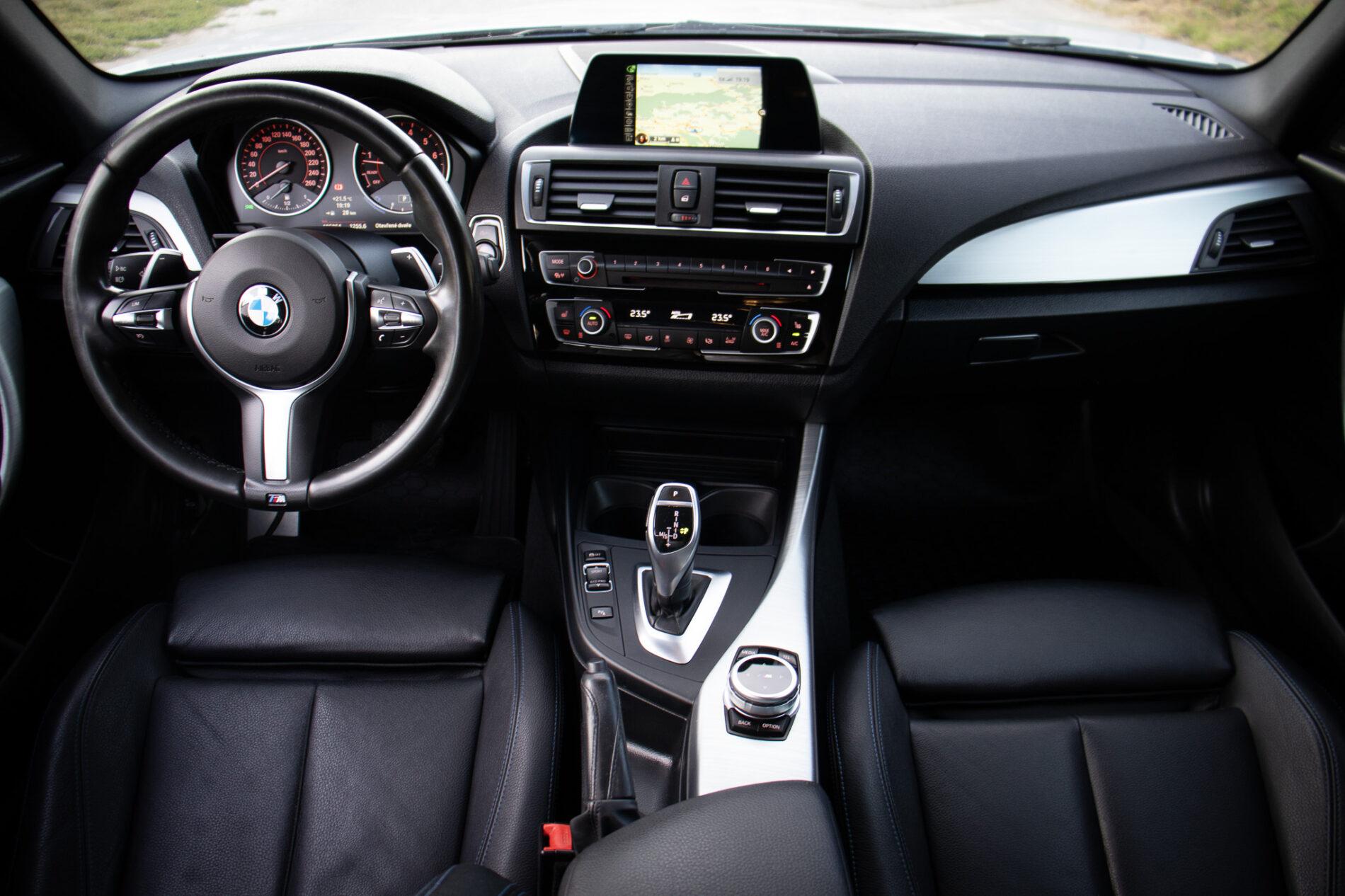 2017 BMW M140i, stříbrná hatchback, 195 054 km
