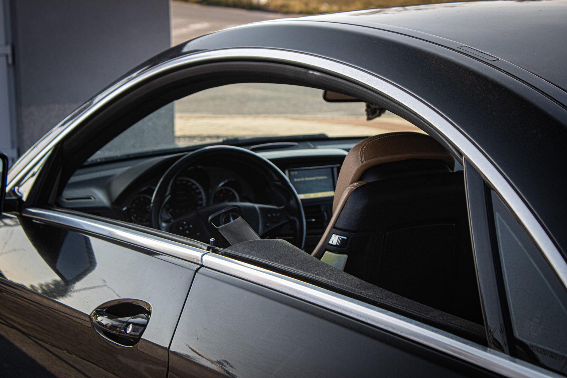 2011 Mercedes-Benz E 300 CDI, černá kupé, 266 135 km