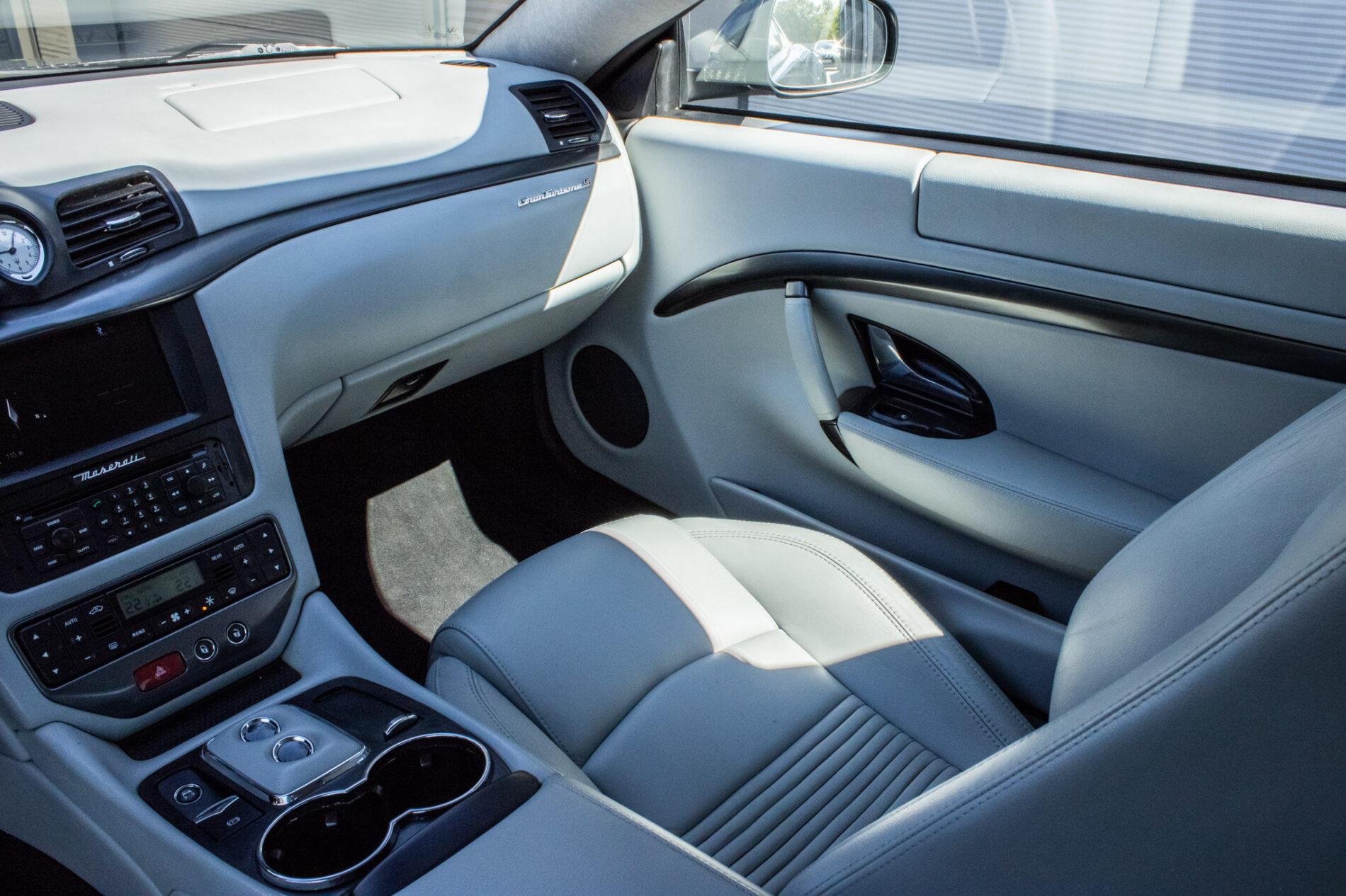 2008 Maserati GranTurismo, šedá kupé, 93 880 km
