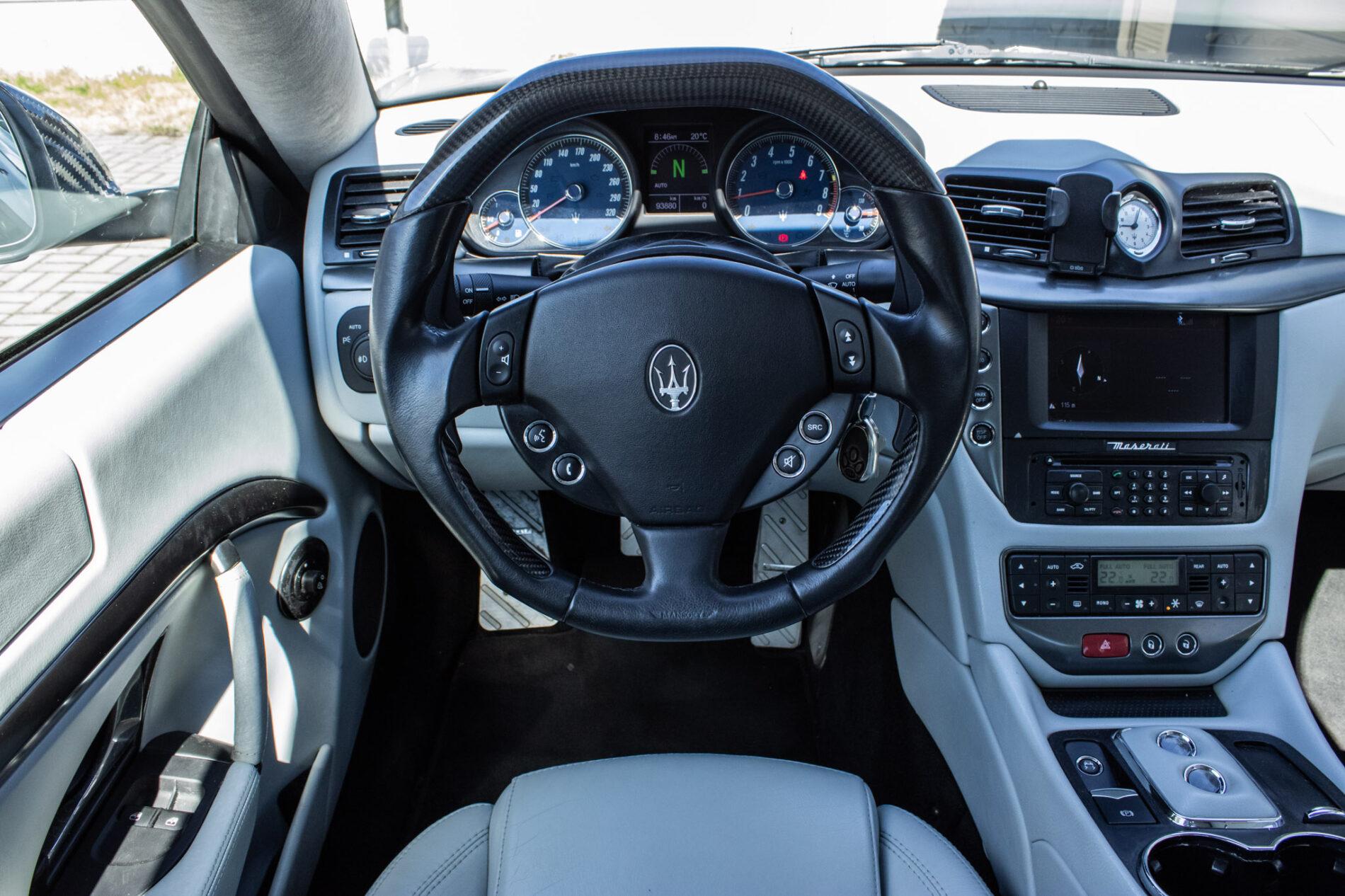 2008 Maserati GranTurismo, šedá kupé, 93 880 km