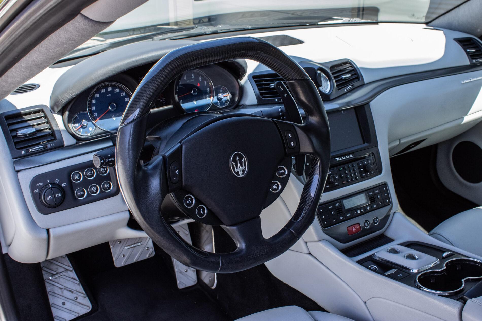 2008 Maserati GranTurismo, šedá kupé, 93 880 km