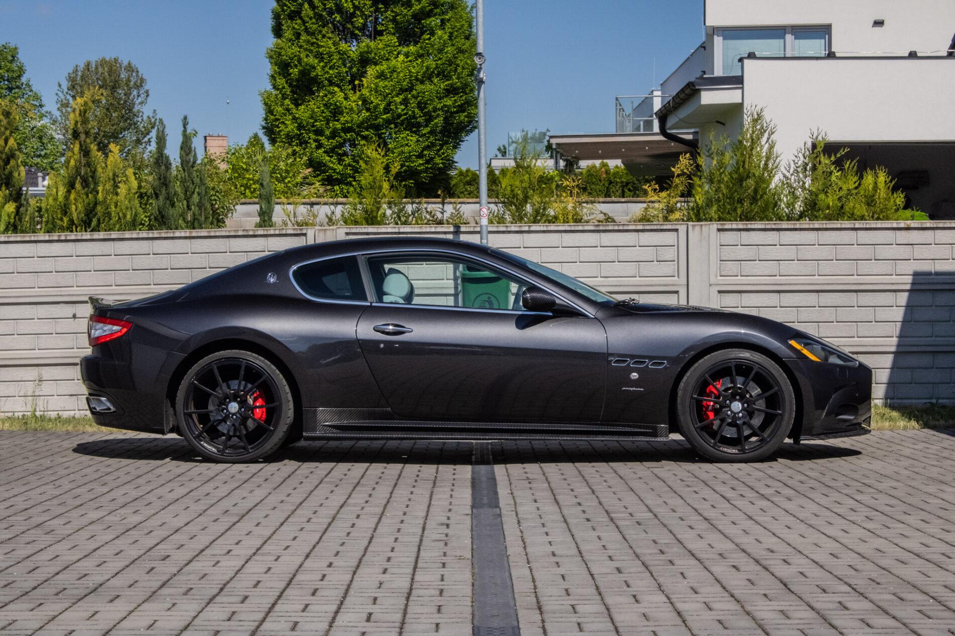 2008 Maserati GranTurismo, šedá kupé, 93 880 km