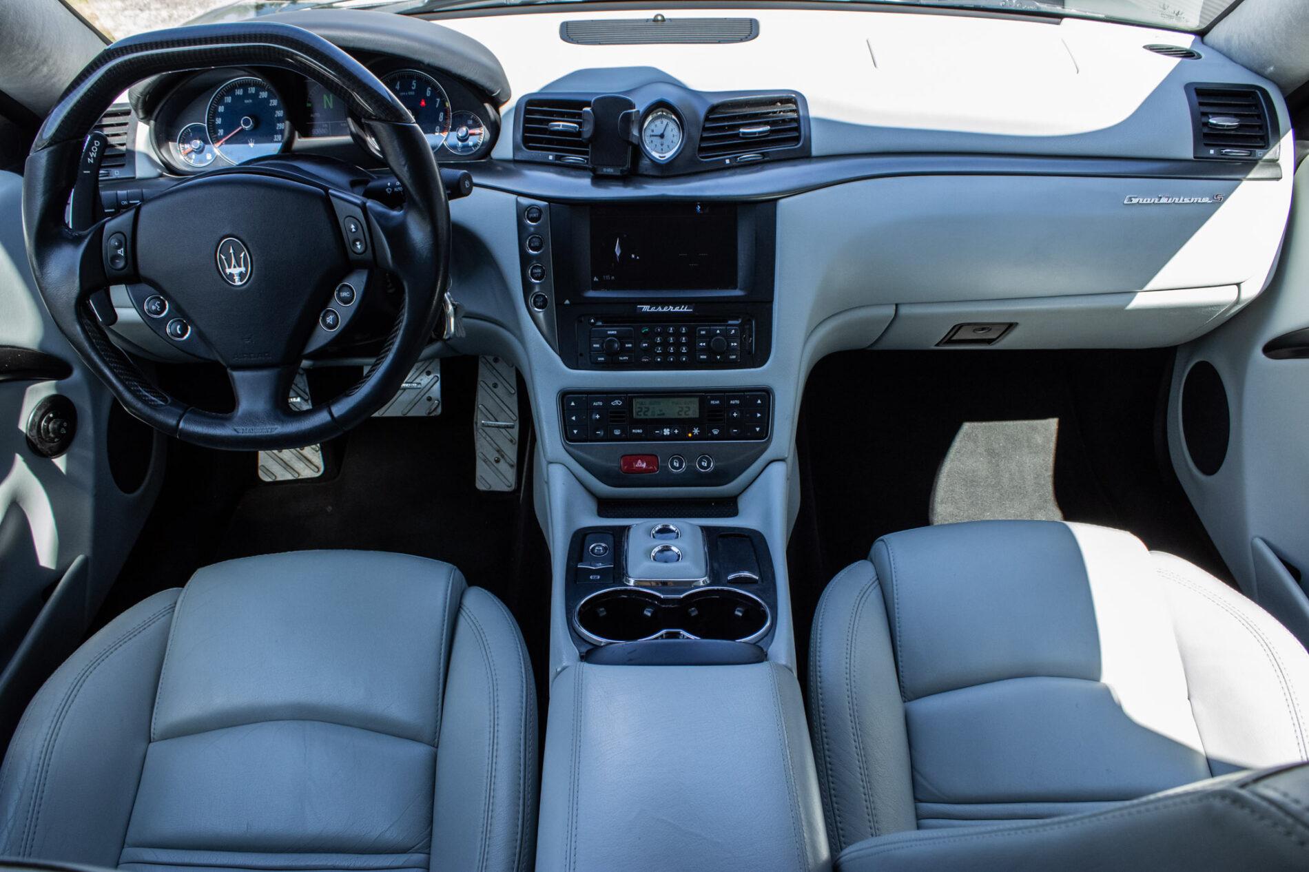 2008 Maserati GranTurismo, šedá kupé, 93 880 km