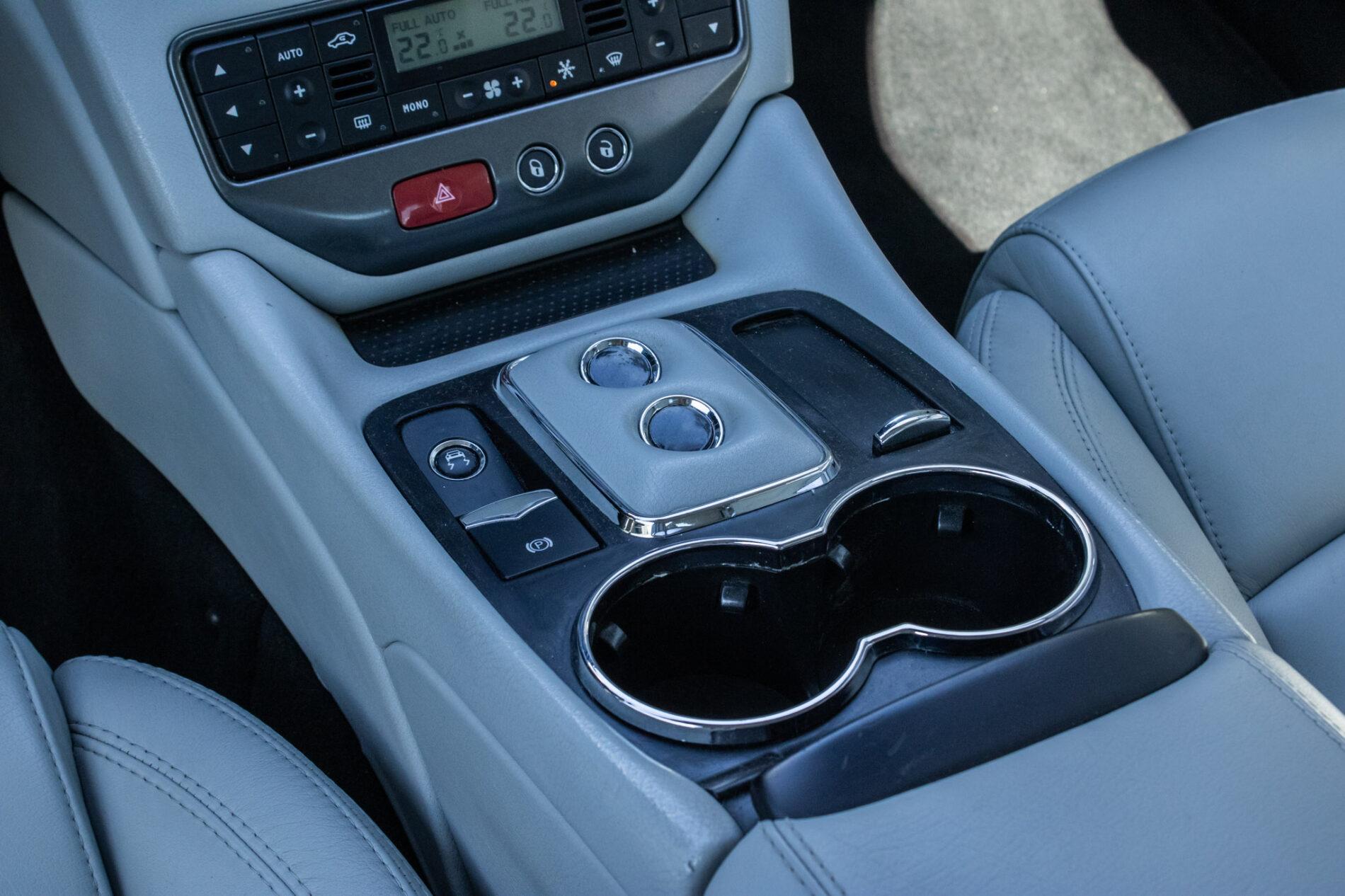 2008 Maserati GranTurismo, šedá kupé, 93 880 km