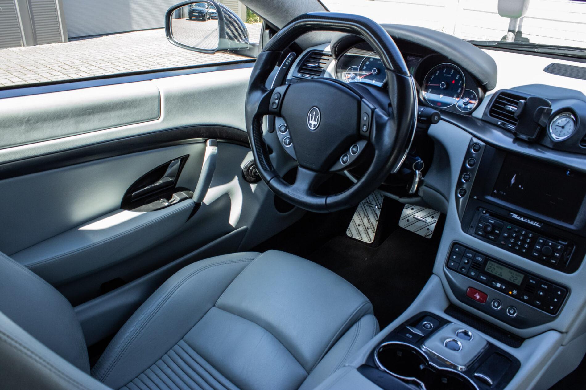 2008 Maserati GranTurismo, šedá kupé, 93 880 km