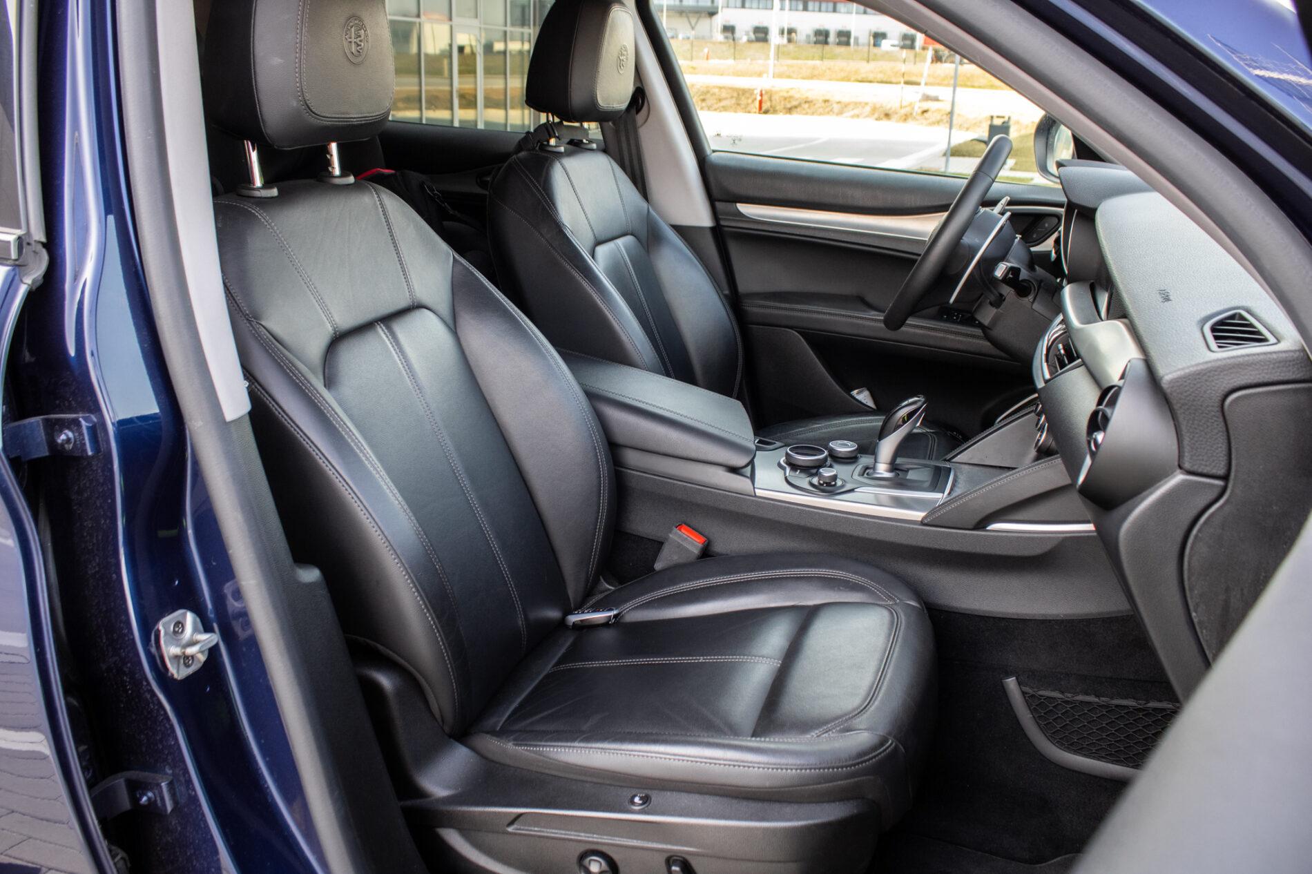 2018 Alfa Romeo Stelvio, modrá suv, 64 771 km