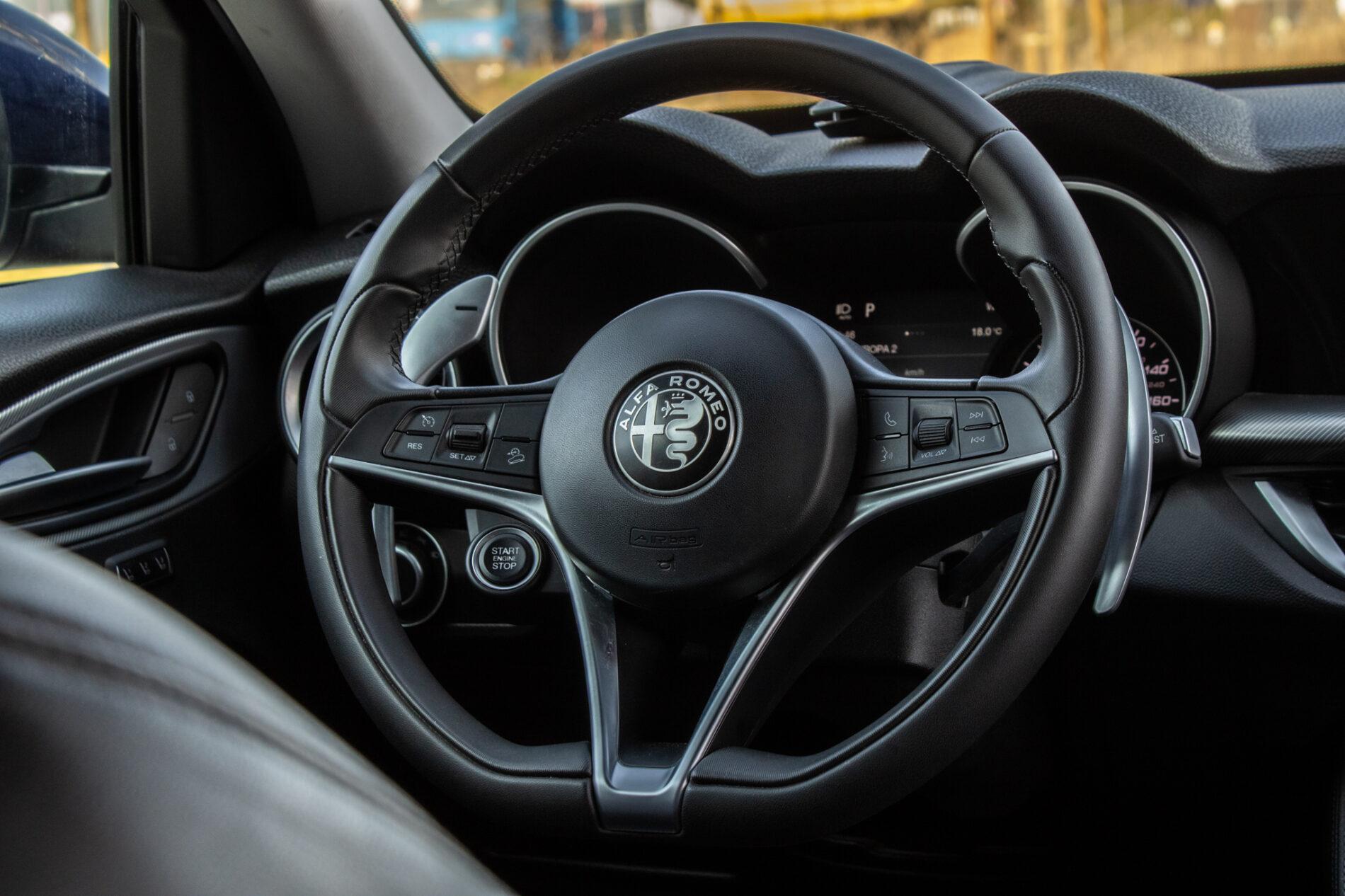 2018 Alfa Romeo Stelvio, modrá suv, 64 771 km