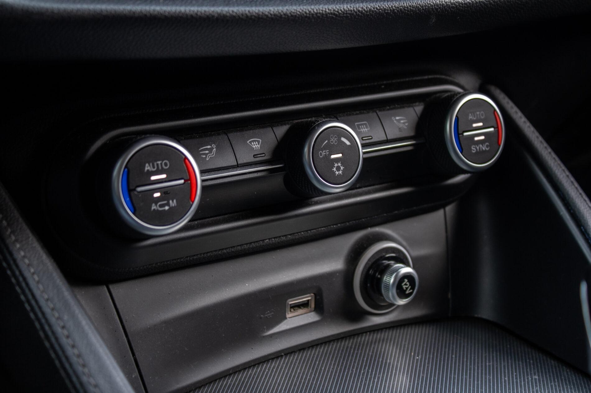2018 Alfa Romeo Stelvio, modrá suv, 64 771 km