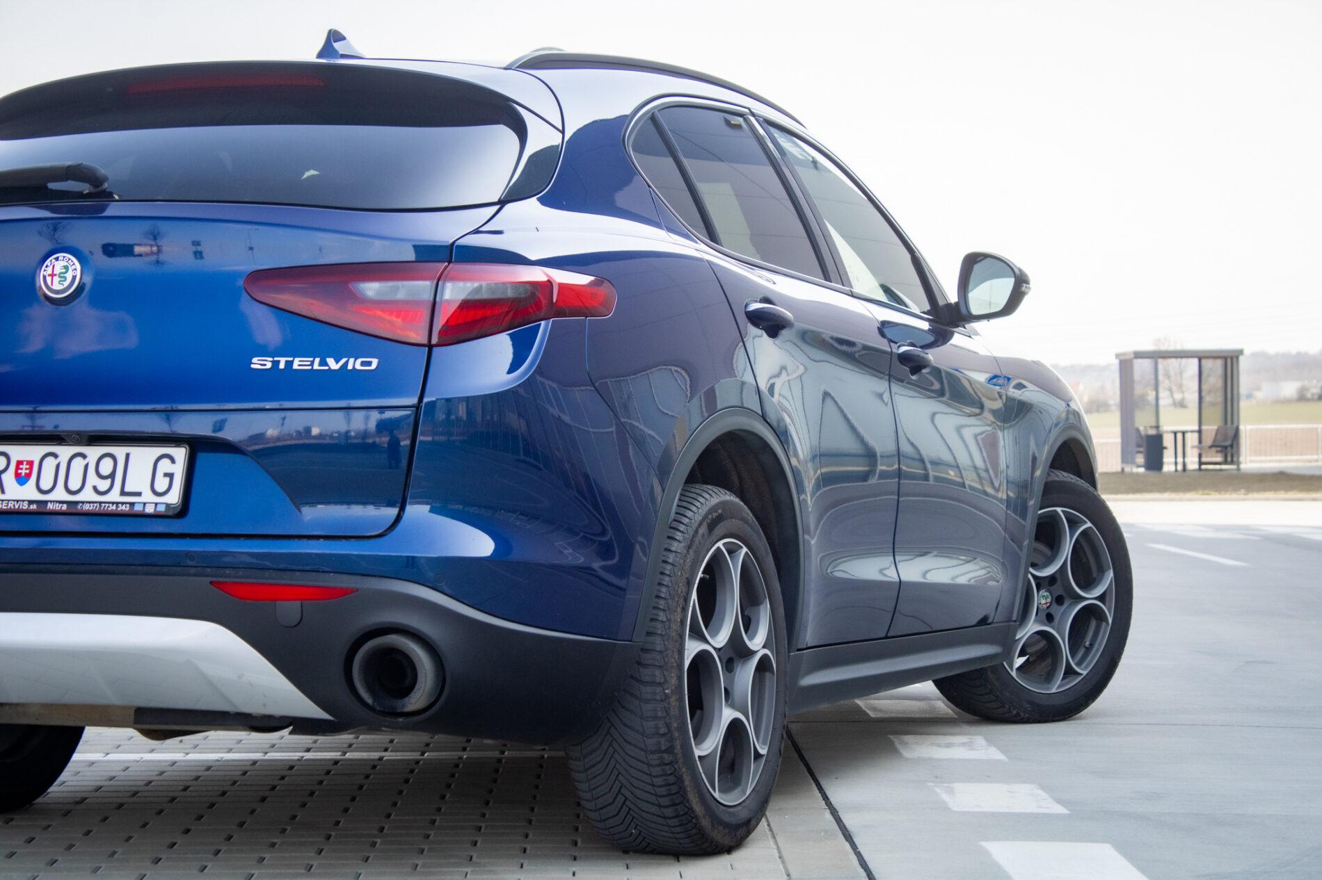 2018 Alfa Romeo Stelvio, modrá suv, 64 771 km