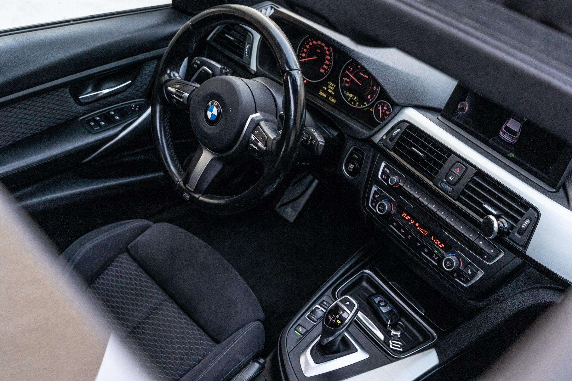 2012 BMW 330d, černá kombi, 328 280 km