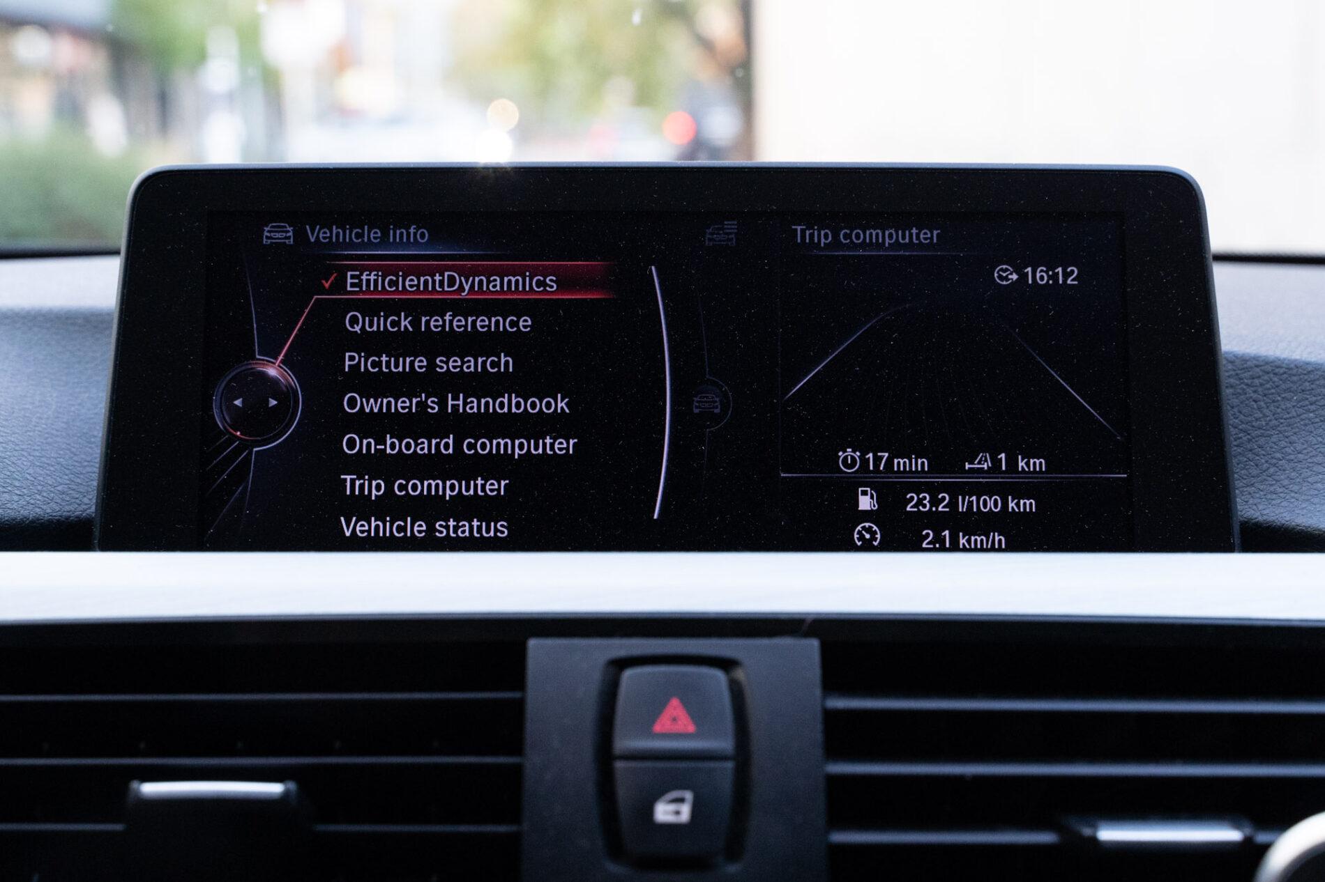 2012 BMW 330d, černá kombi, 328 280 km