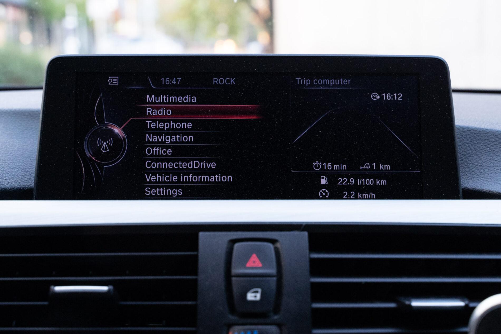 2012 BMW 330d, černá kombi, 328 280 km