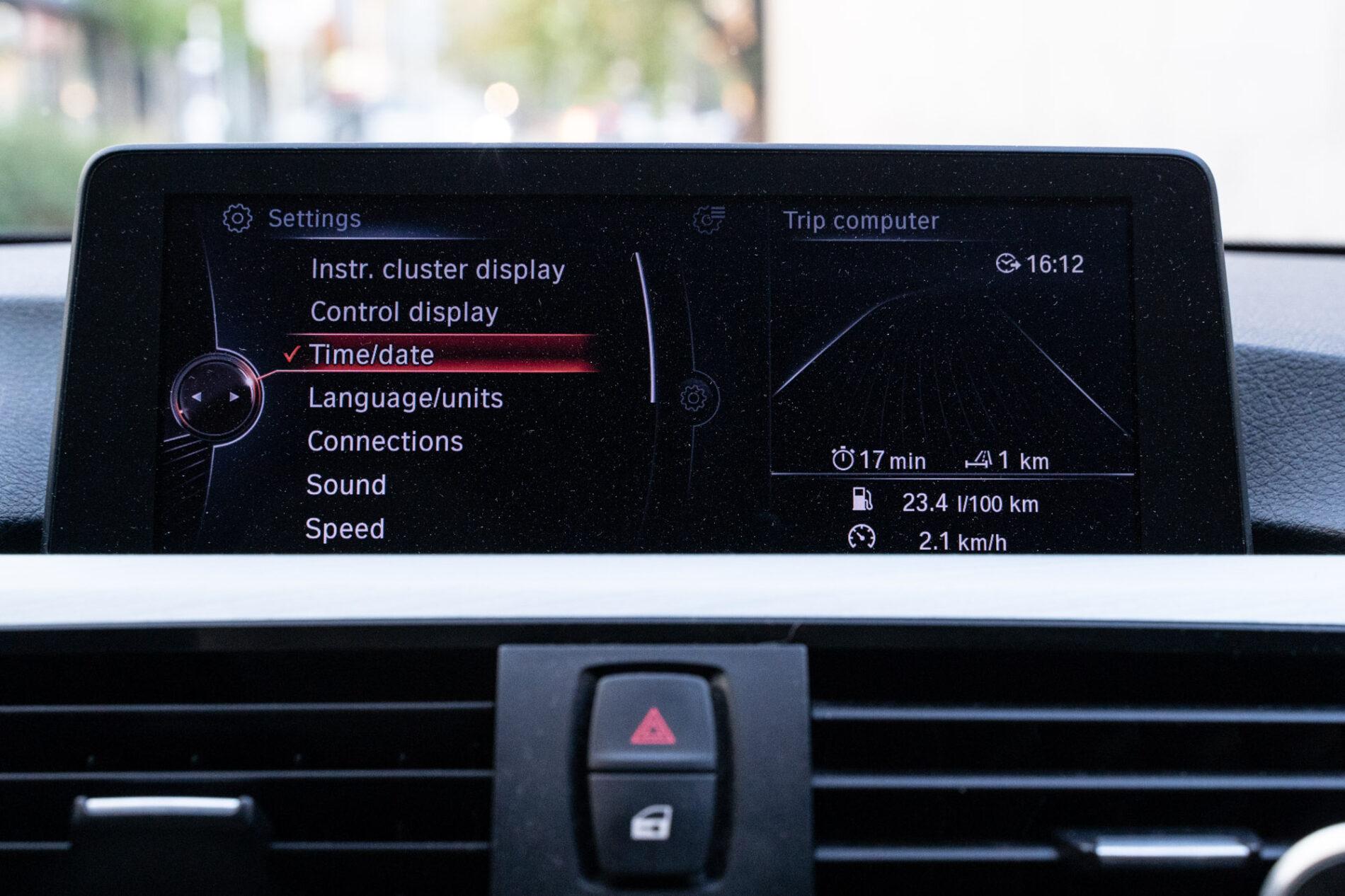 2012 BMW 330d, černá kombi, 328 280 km