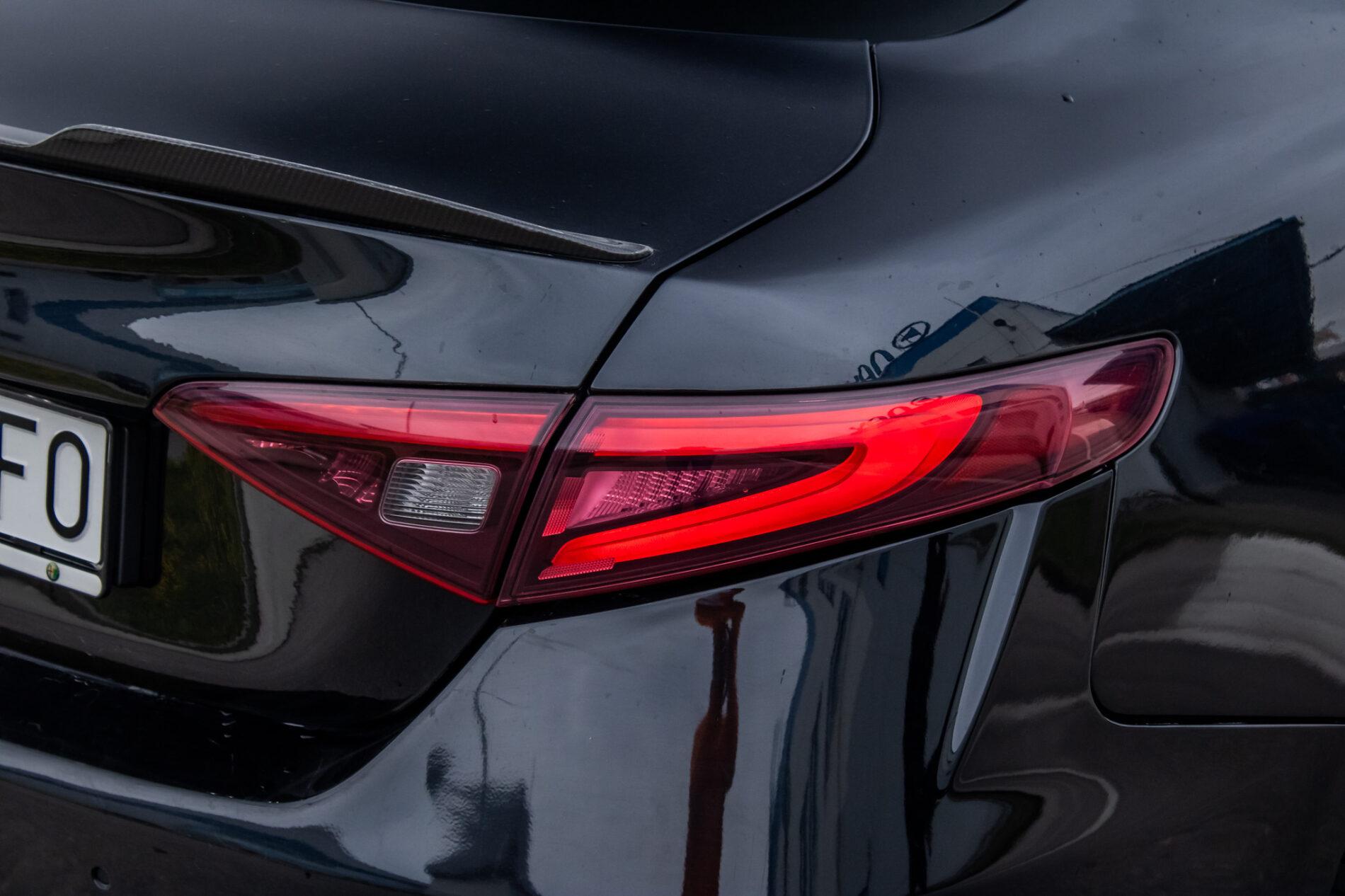 2016 Alfa Romeo Giulia, černá sedan, 64 190 km