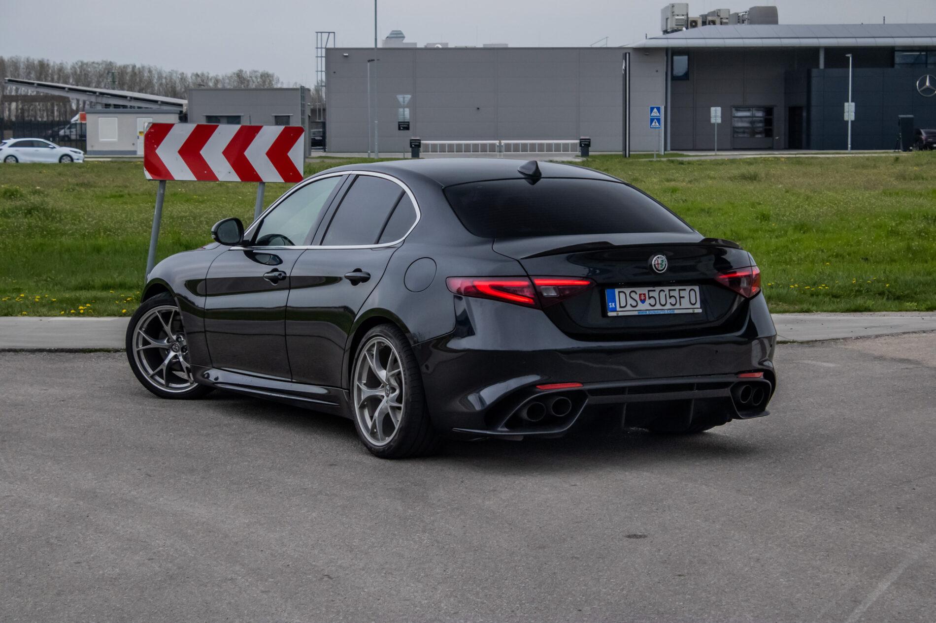 2016 Alfa Romeo Giulia, černá sedan, 64 190 km