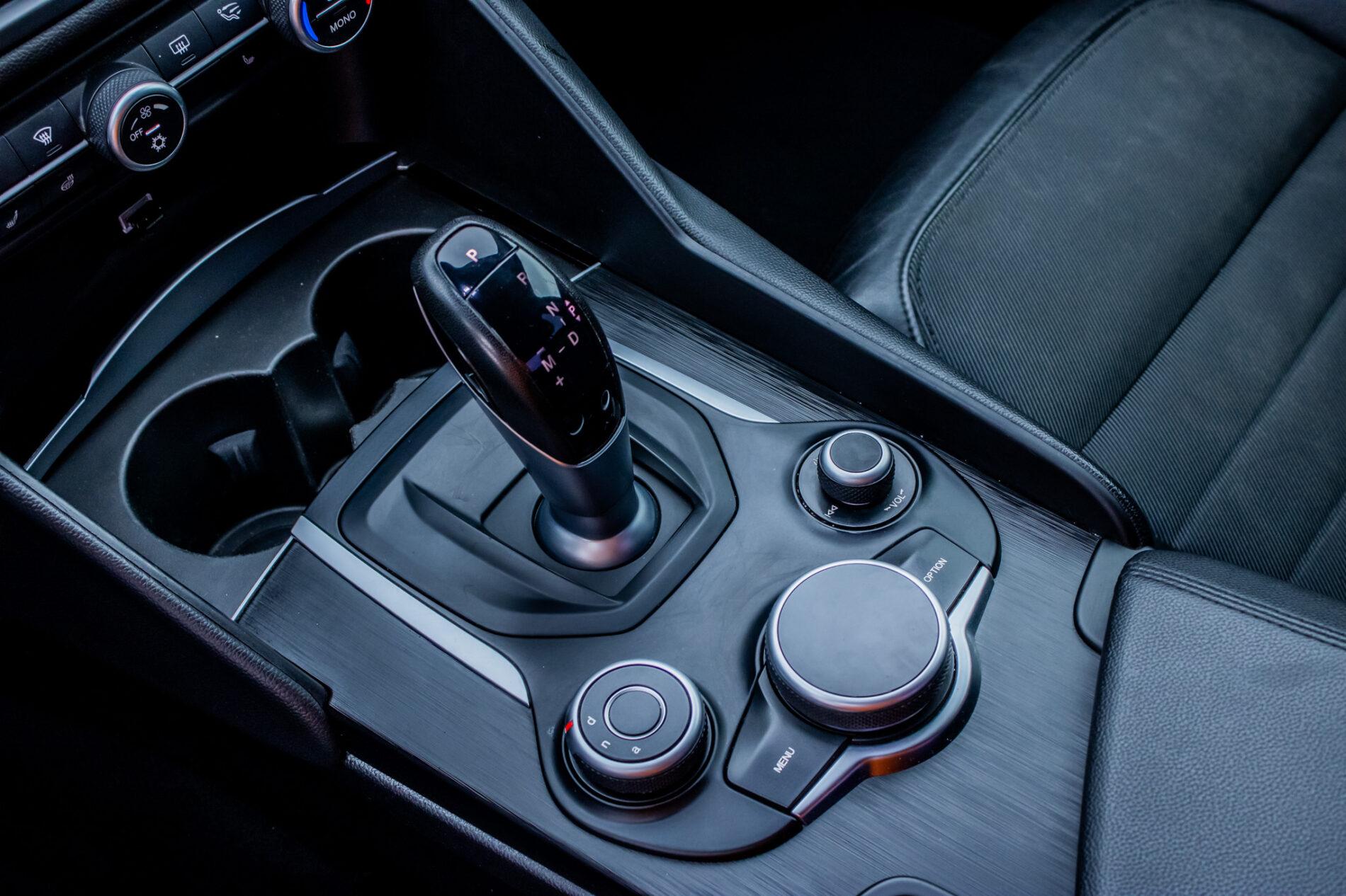 2016 Alfa Romeo Giulia, černá sedan, 64 190 km
