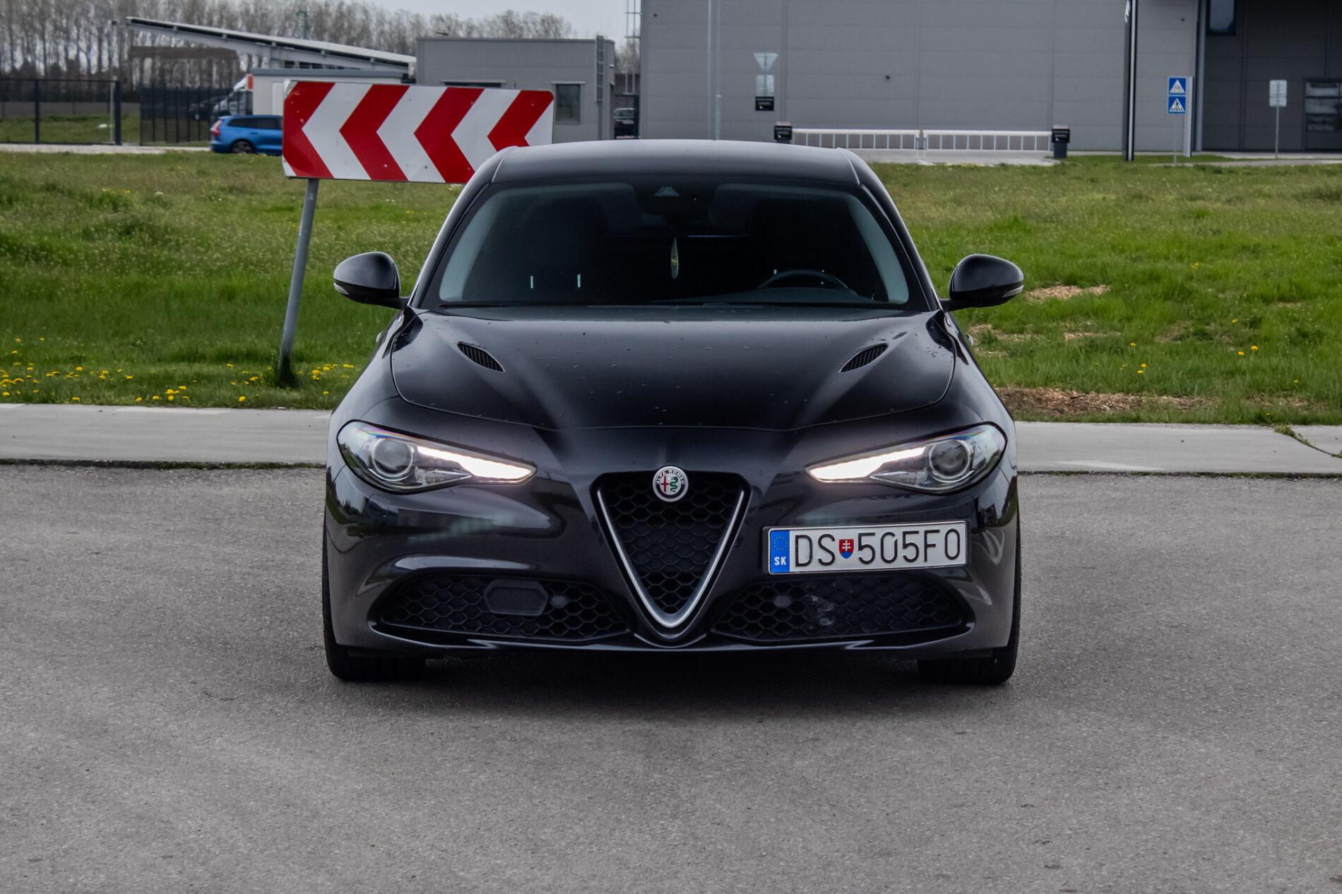 2016 Alfa Romeo Giulia, černá sedan, 64 190 km