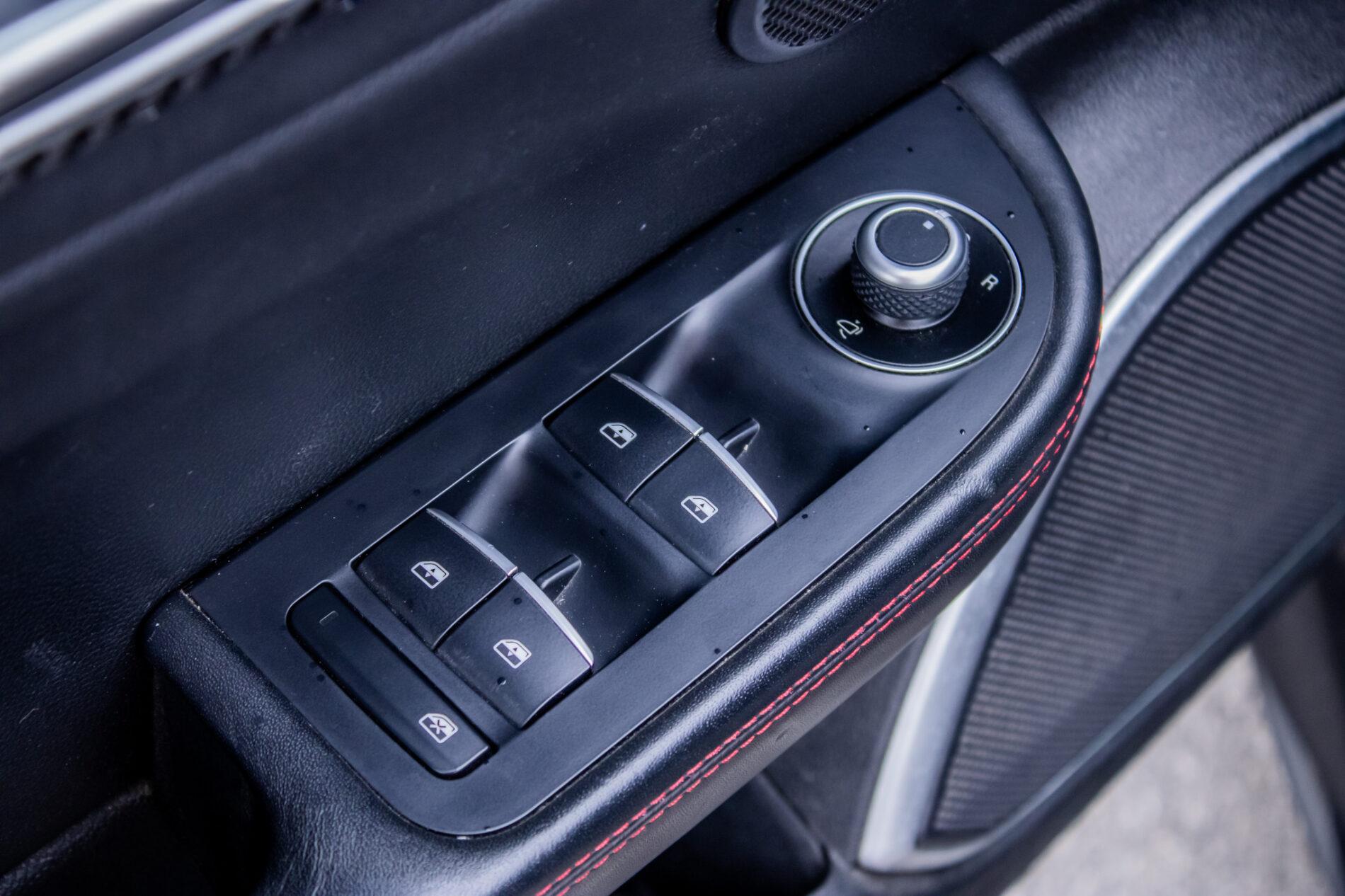 2016 Alfa Romeo Giulia, černá sedan, 64 190 km