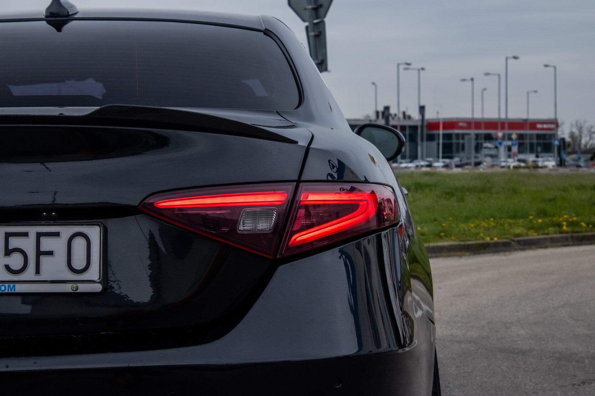 2016 Alfa Romeo Giulia, černá sedan, 64 190 km