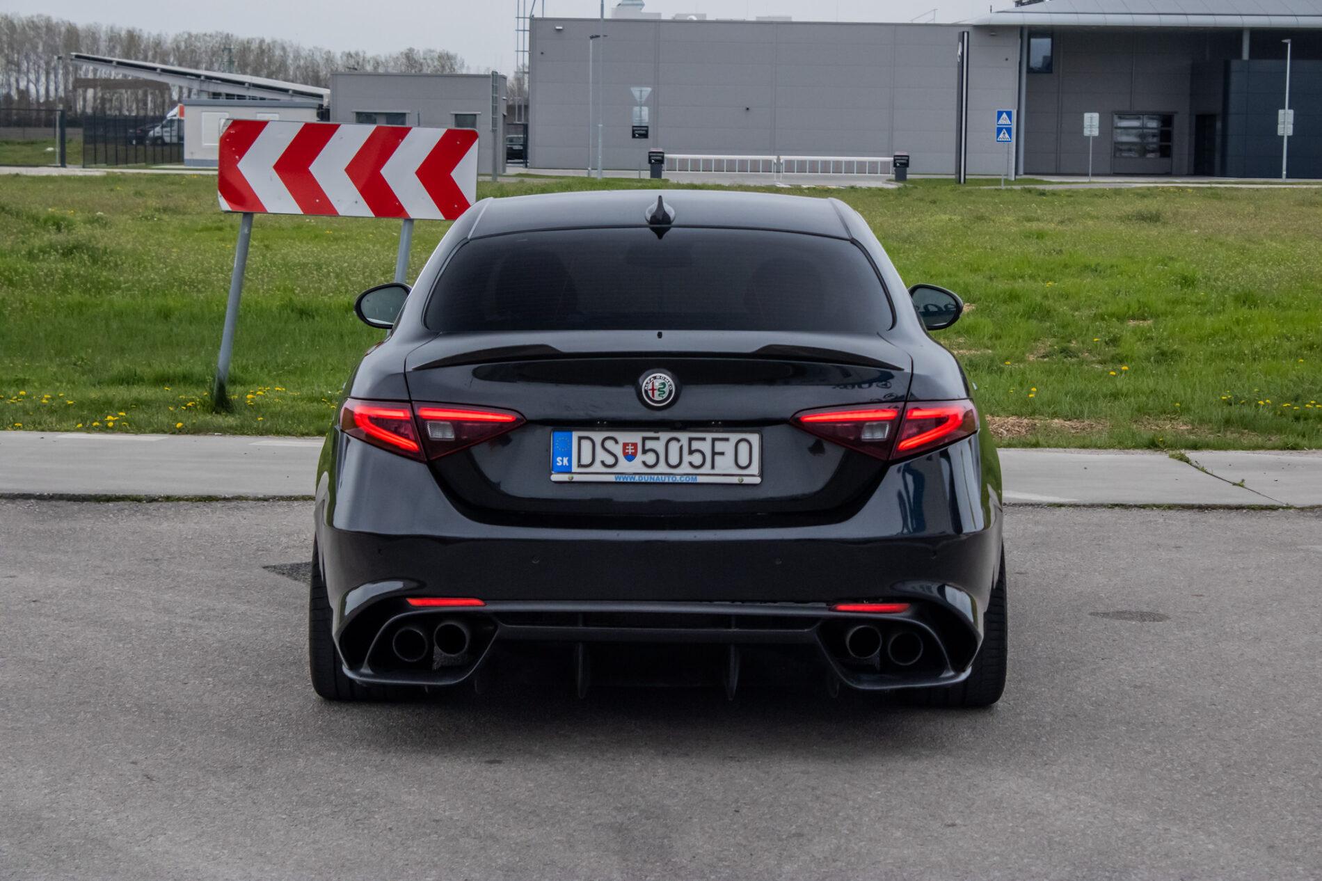 2016 Alfa Romeo Giulia, černá sedan, 64 190 km