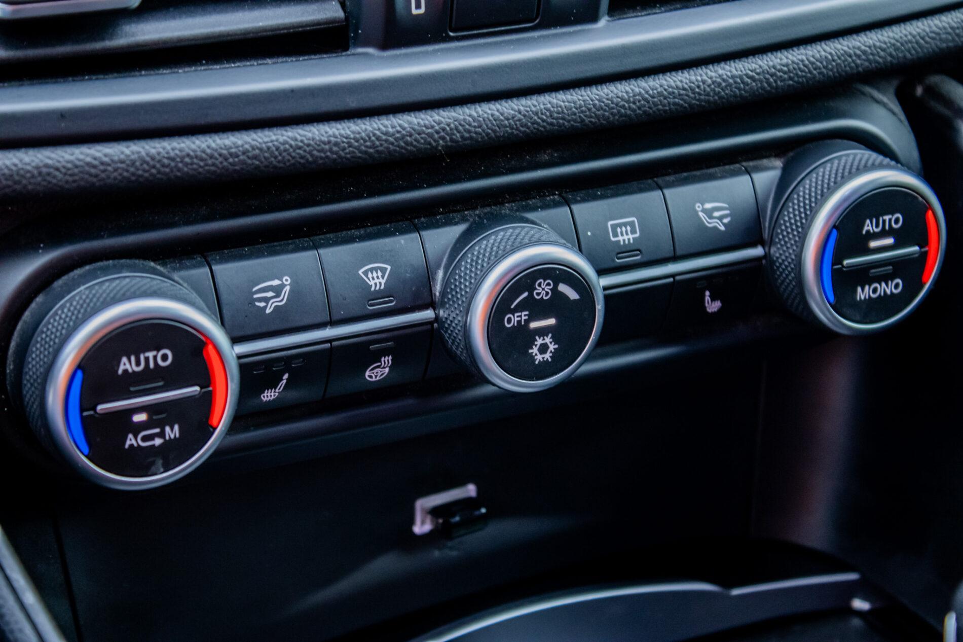 2016 Alfa Romeo Giulia, černá sedan, 64 190 km