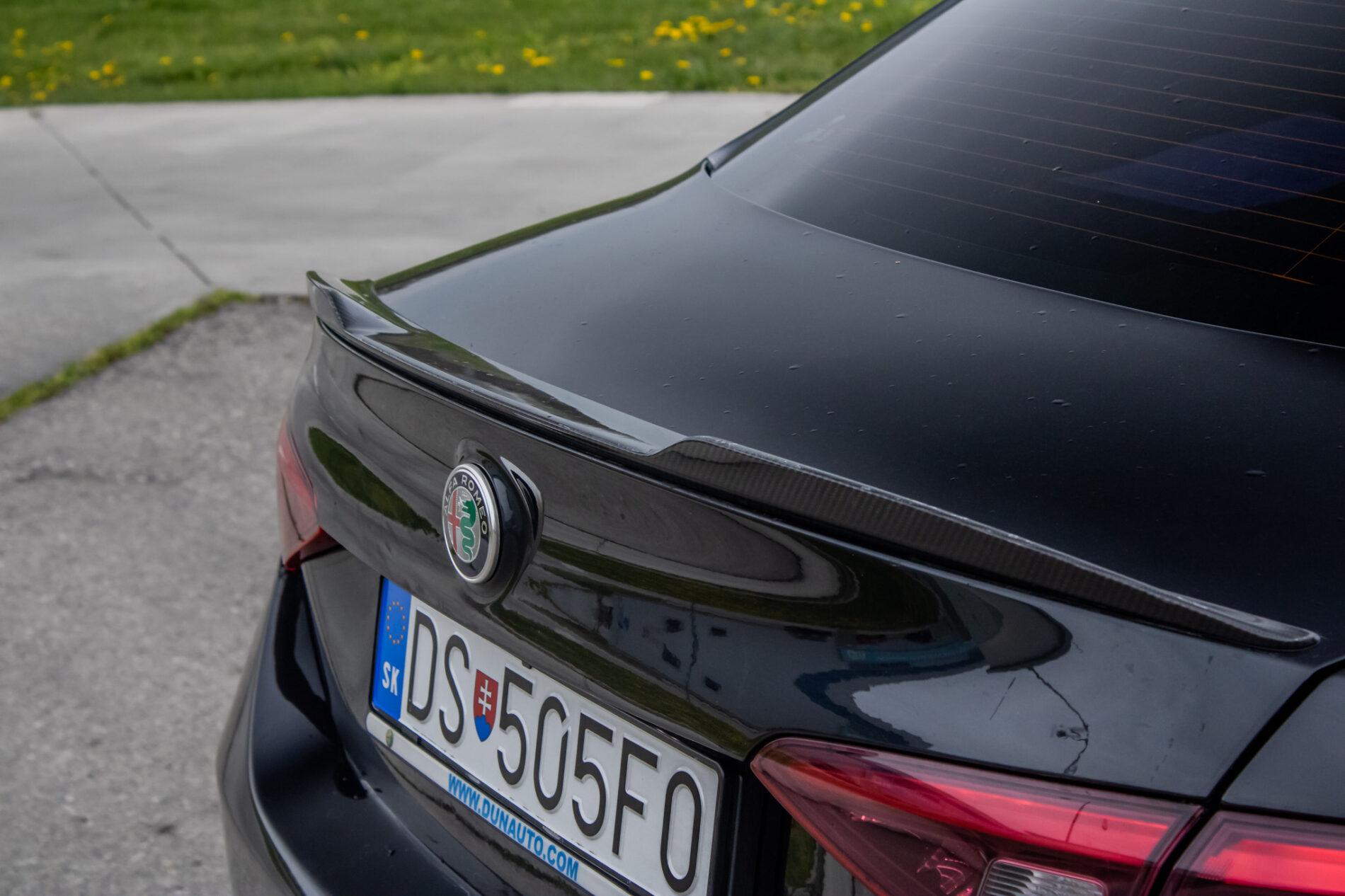 2016 Alfa Romeo Giulia, černá sedan, 64 190 km