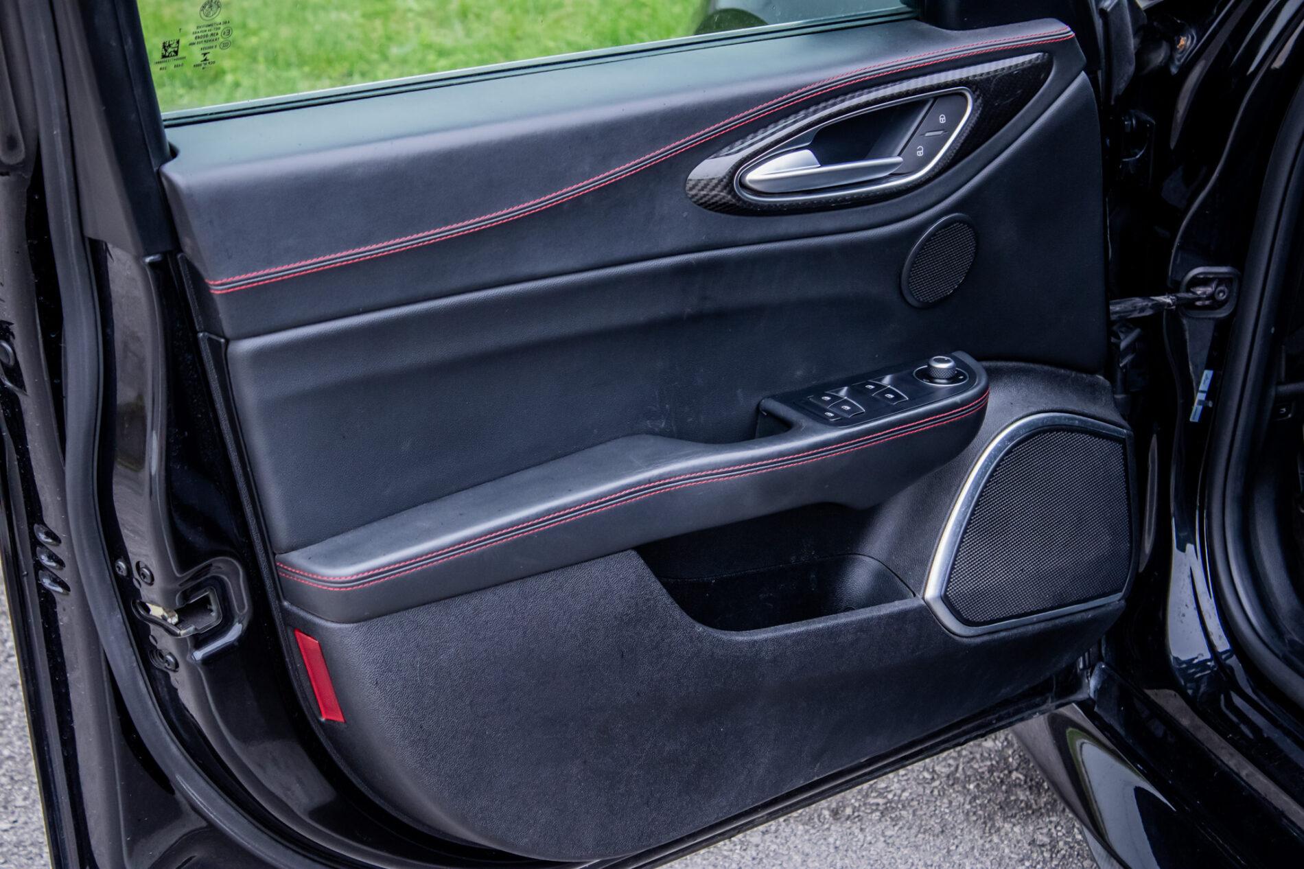 2016 Alfa Romeo Giulia, černá sedan, 64 190 km