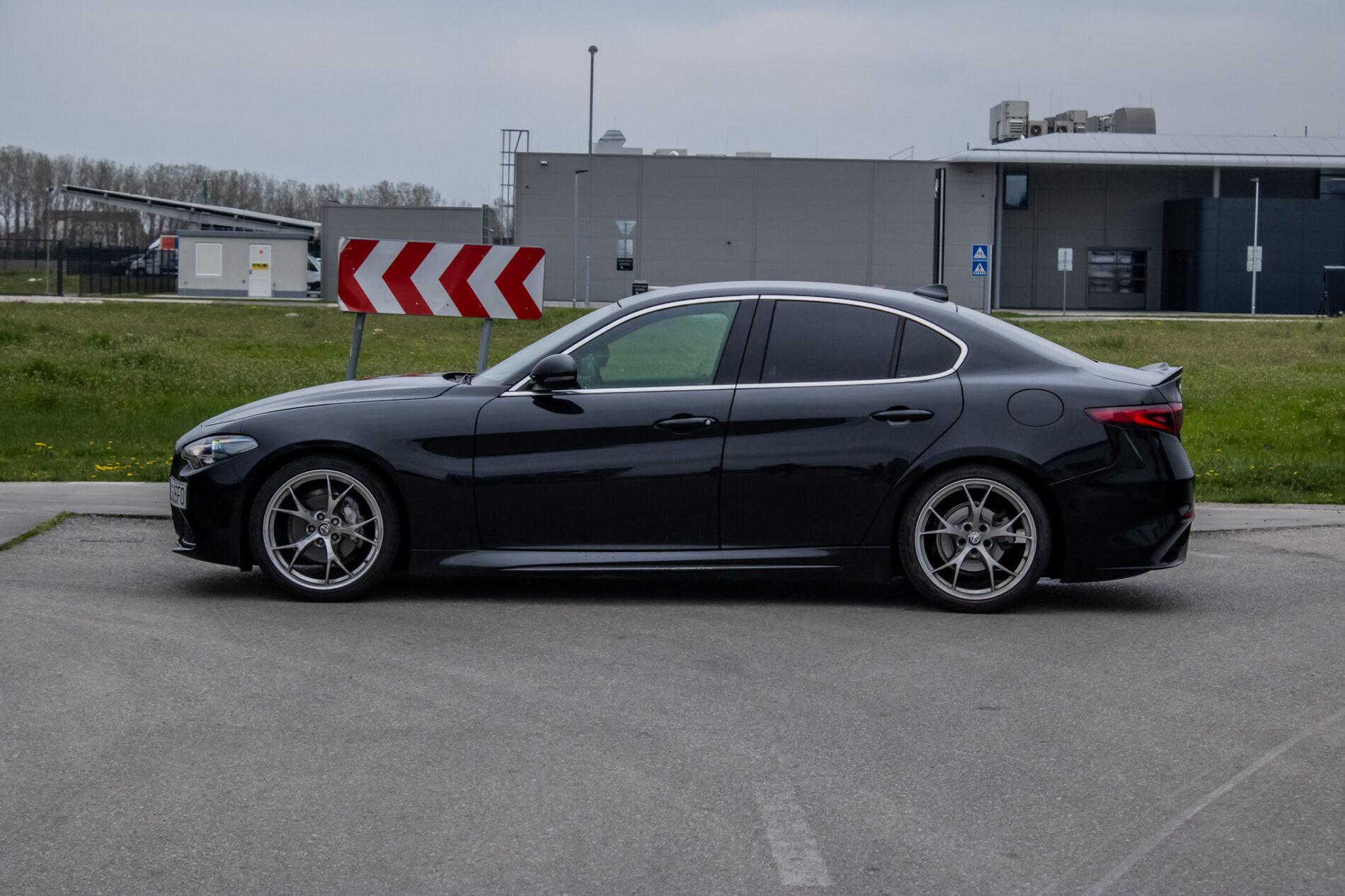 2016 Alfa Romeo Giulia, černá sedan, 64 190 km