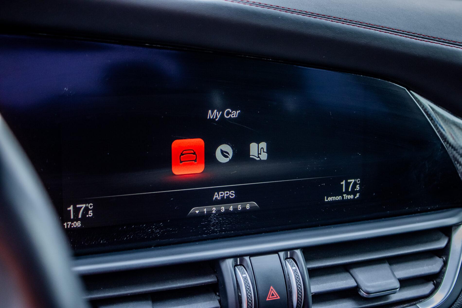 2016 Alfa Romeo Giulia, černá sedan, 64 190 km