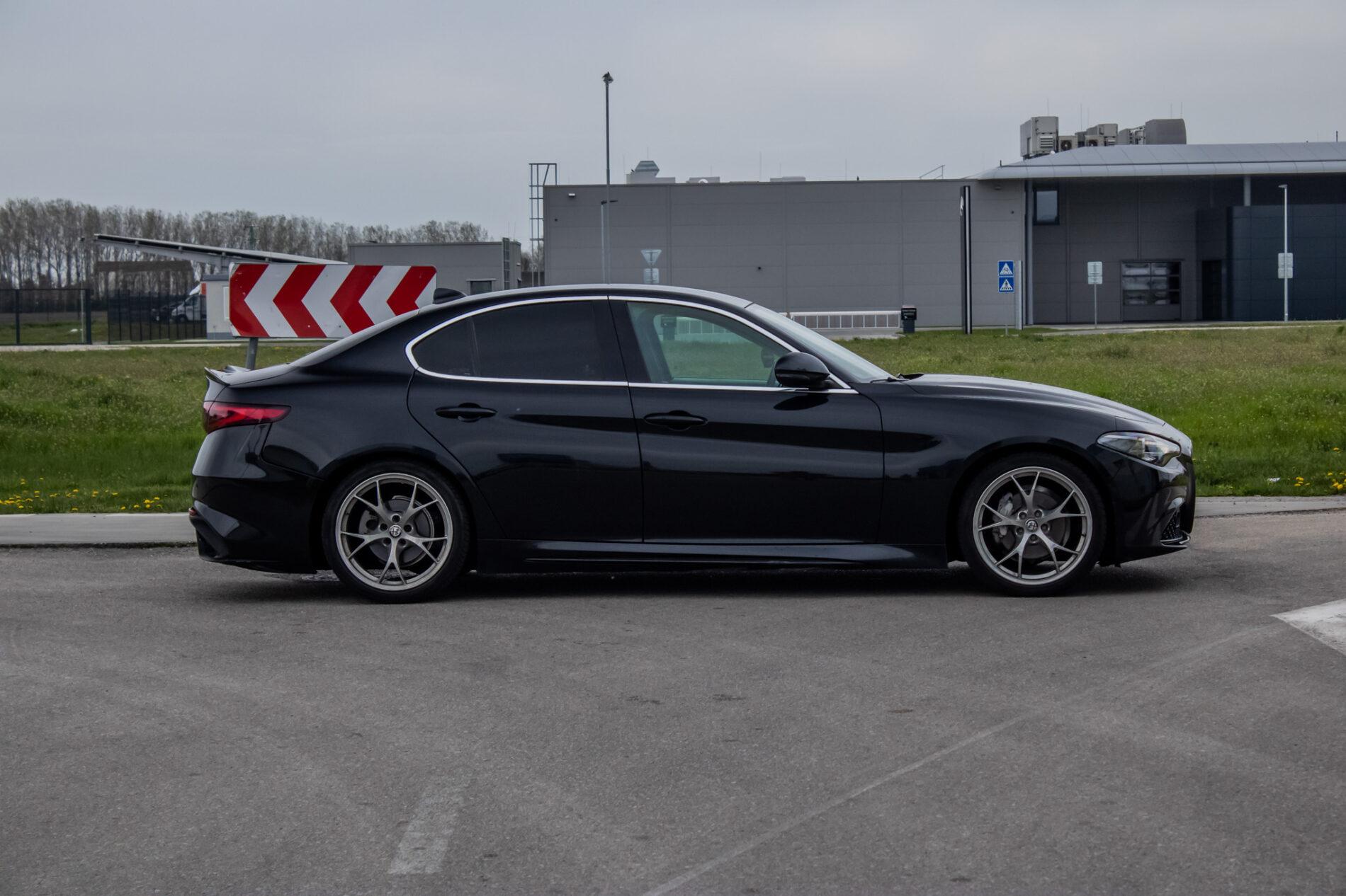 2016 Alfa Romeo Giulia, černá sedan, 64 190 km