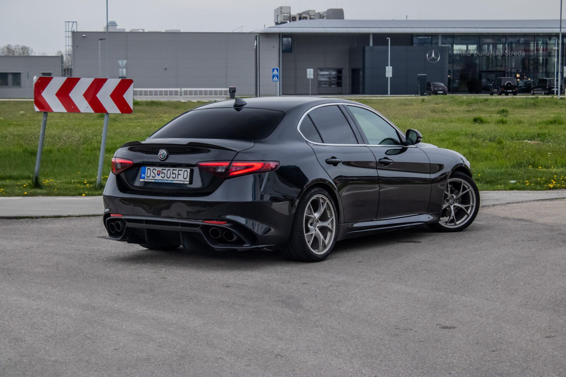 2016 Alfa Romeo Giulia, černá sedan, 64 190 km