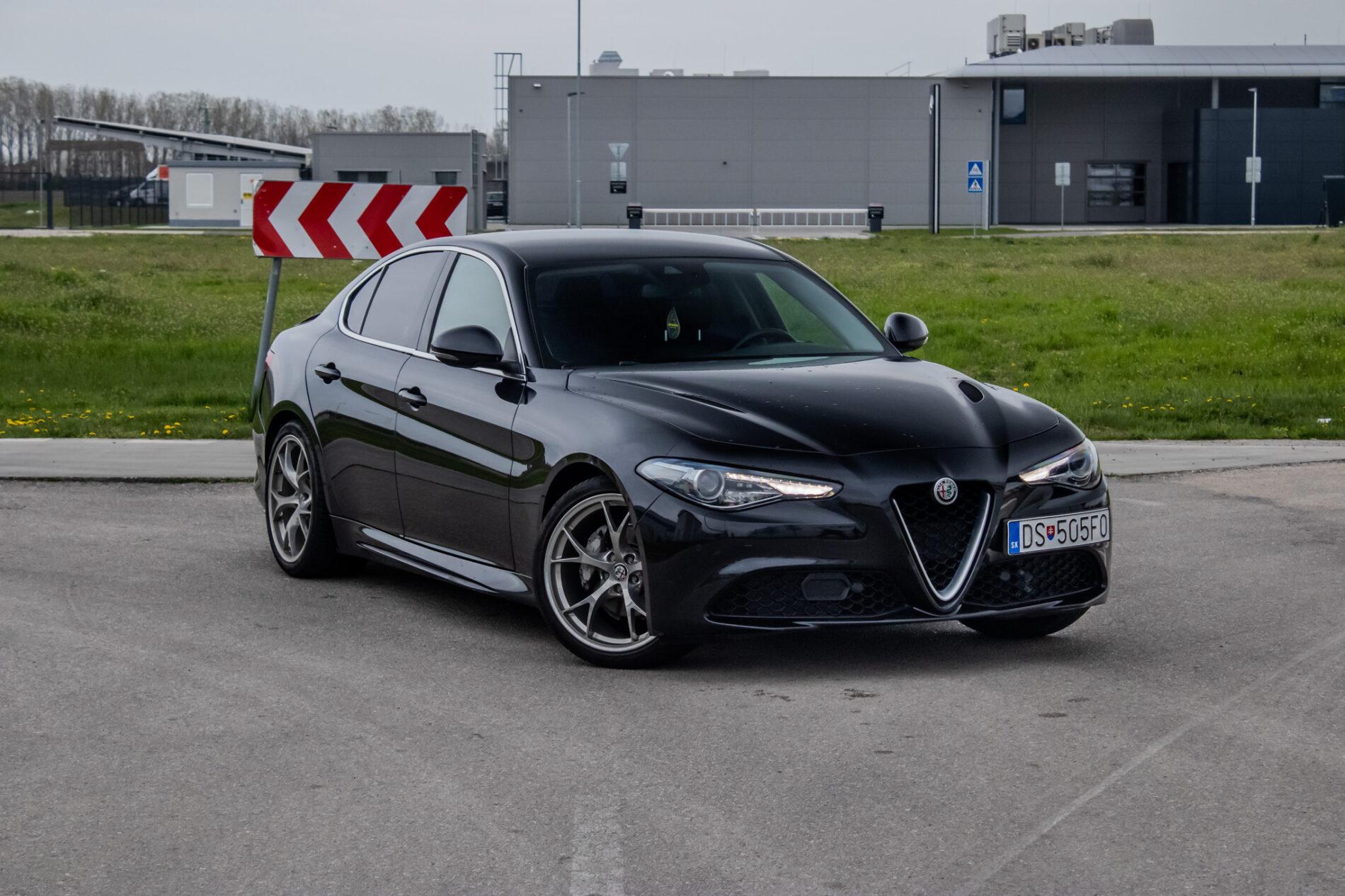 2016 Alfa Romeo Giulia, černá sedan, 64 190 km