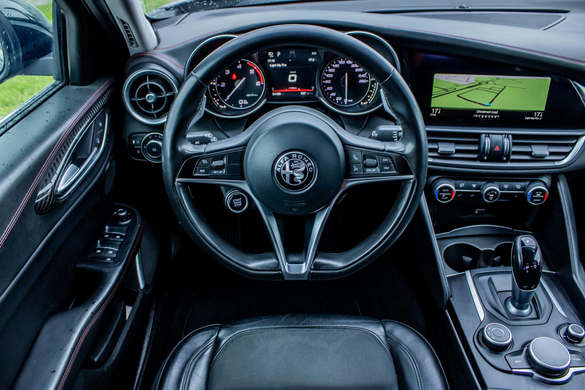 2016 Alfa Romeo Giulia, černá sedan, 64 190 km