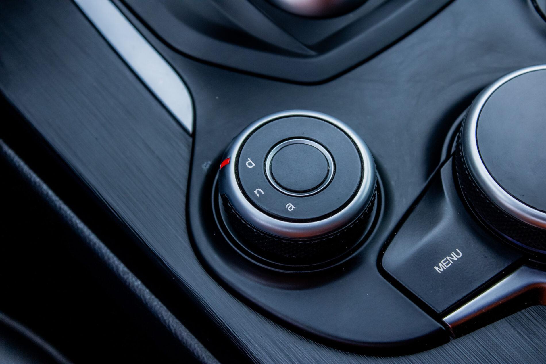 2016 Alfa Romeo Giulia, černá sedan, 64 190 km