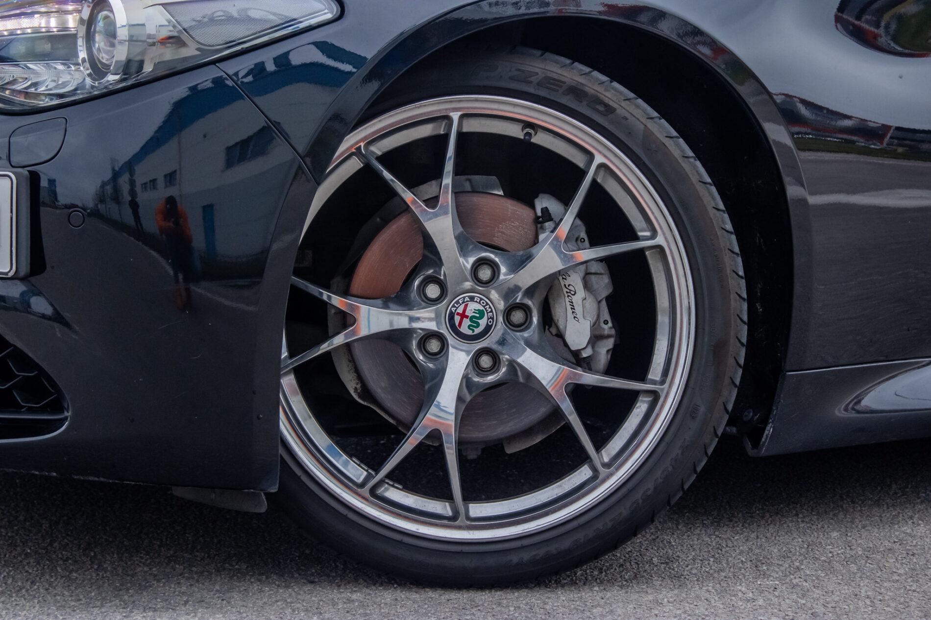 2016 Alfa Romeo Giulia, černá sedan, 64 190 km