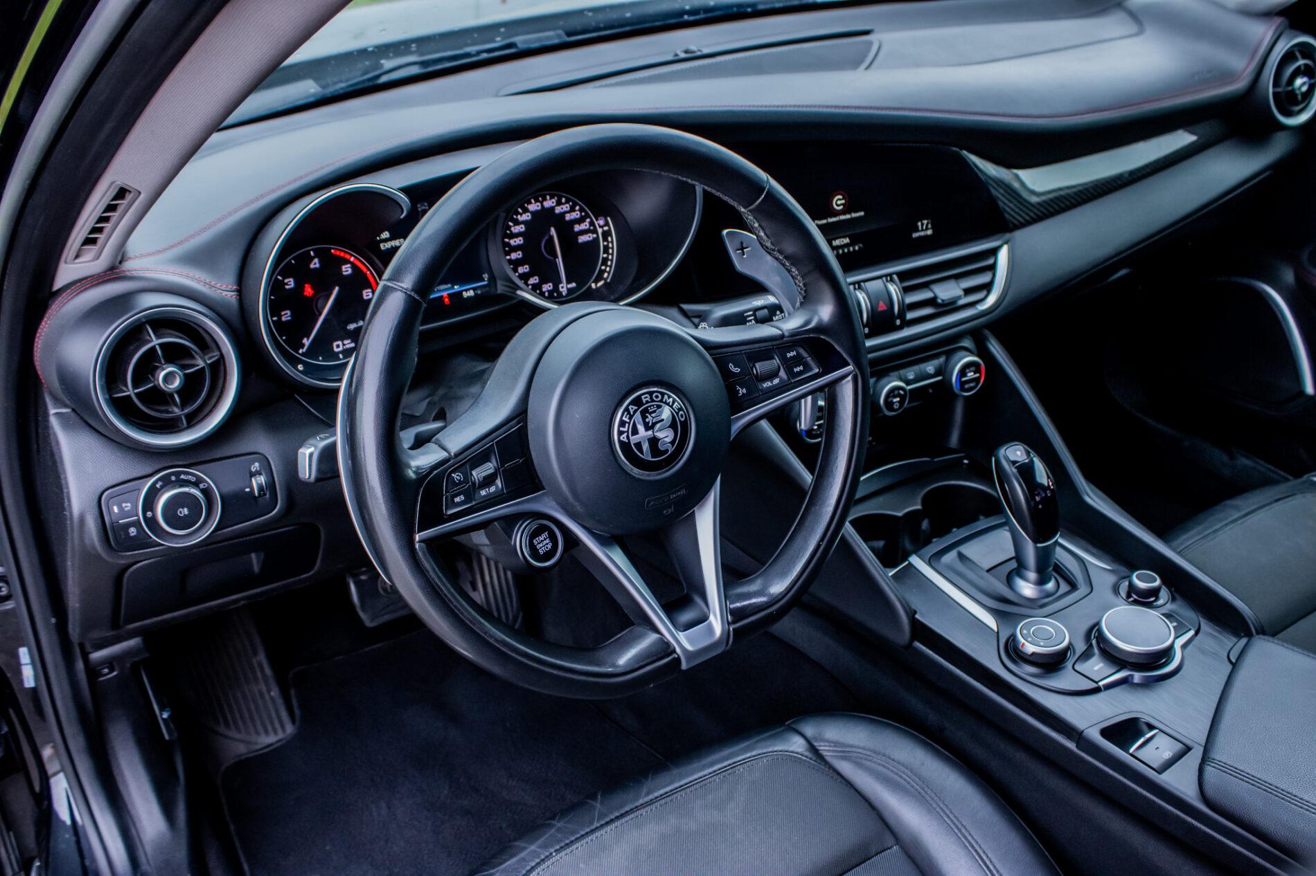 2016 Alfa Romeo Giulia, černá sedan, 64 190 km