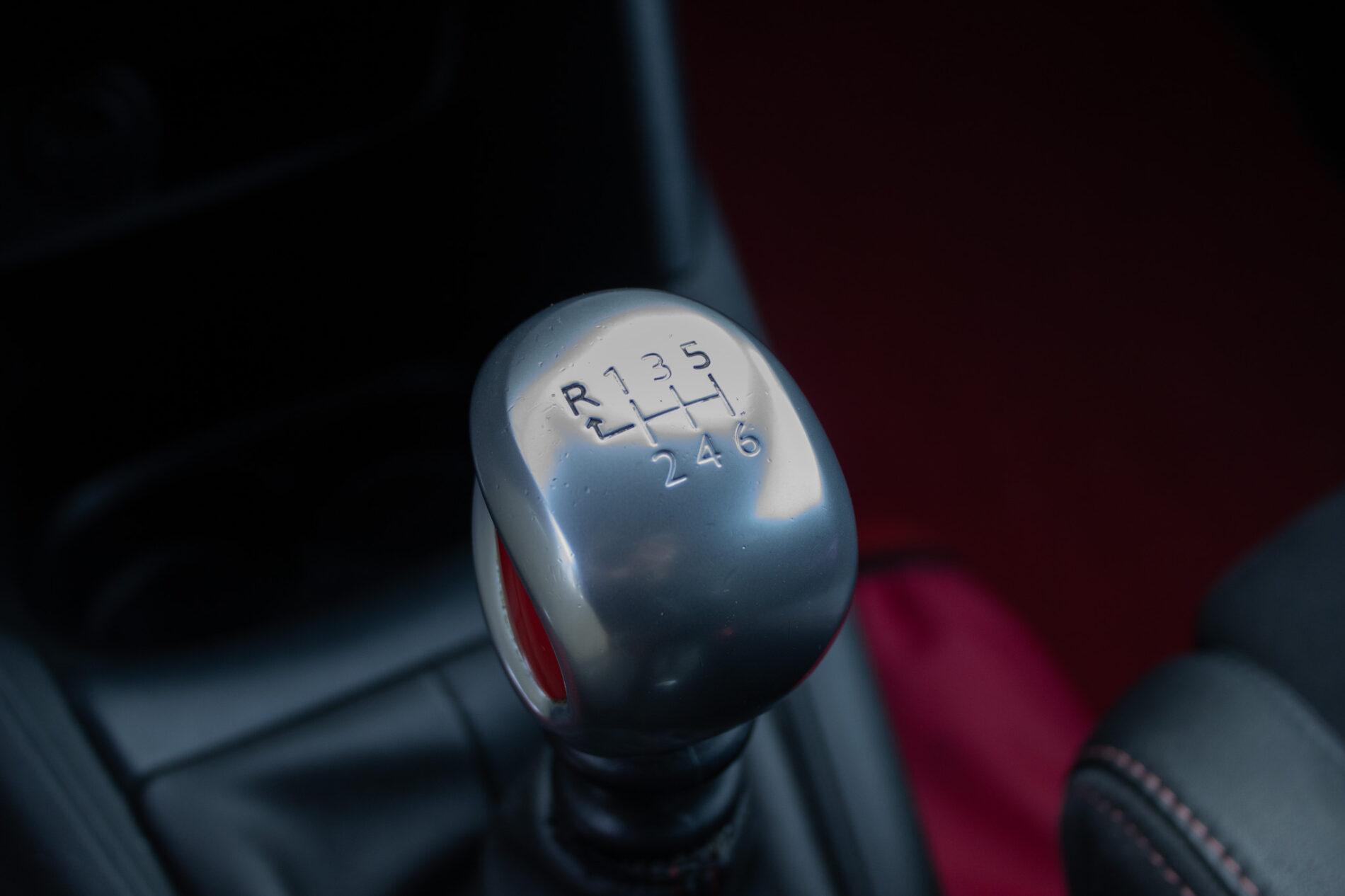 2018 Peugeot 208 GTi, černá hatchback, 153 104 km